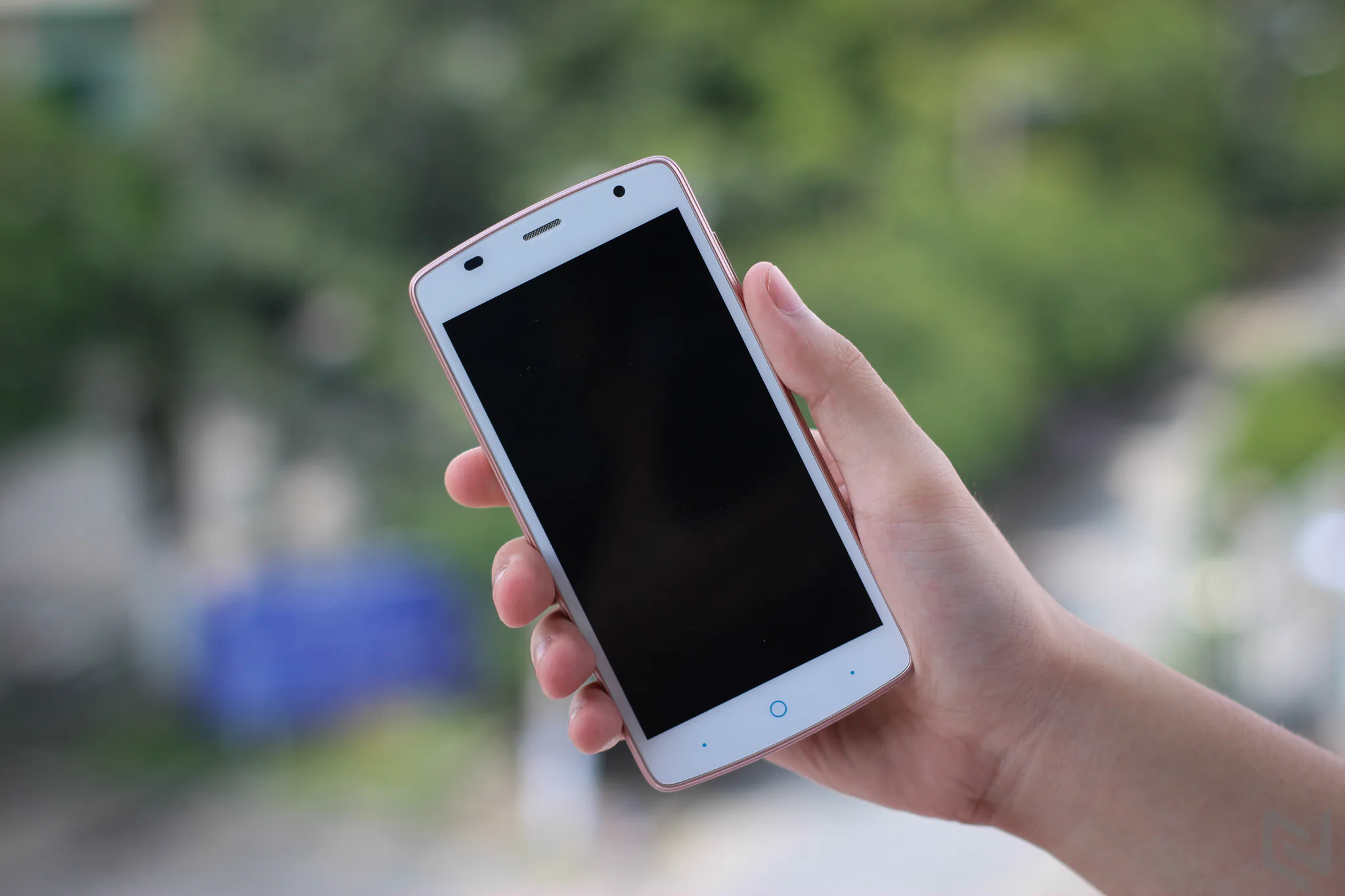 Trên tay điện thoại ZTE Blade L5 Plus giá chỉ 1.8 triệu đồng