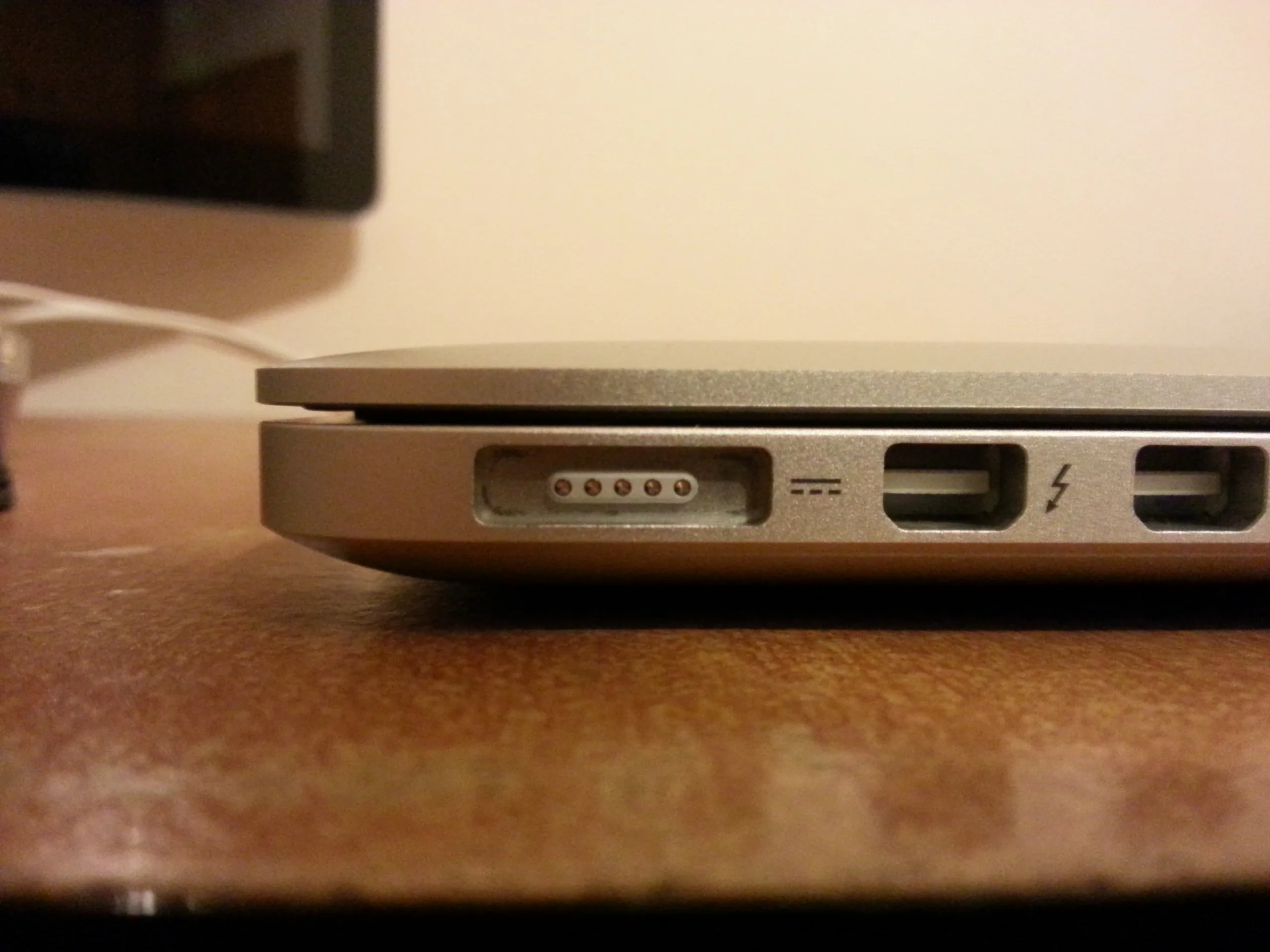 Apple ngưng bán dòng MacBook Air 11-inch, MacBook Pro được trang bị ổ đĩa quang SuperDrive, cổng MagSafe ra thị trường