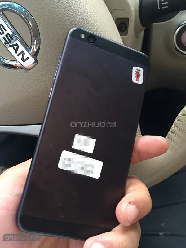 Lộ diện hình ảnh Xiaomi Mi 5c và một Xiaomi khác với màn hình E-ink phía sau