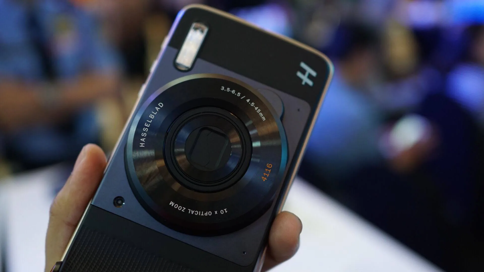 Đánh giá Moto Mod Hasselblad True Zoom: B&W khá ấn tượng