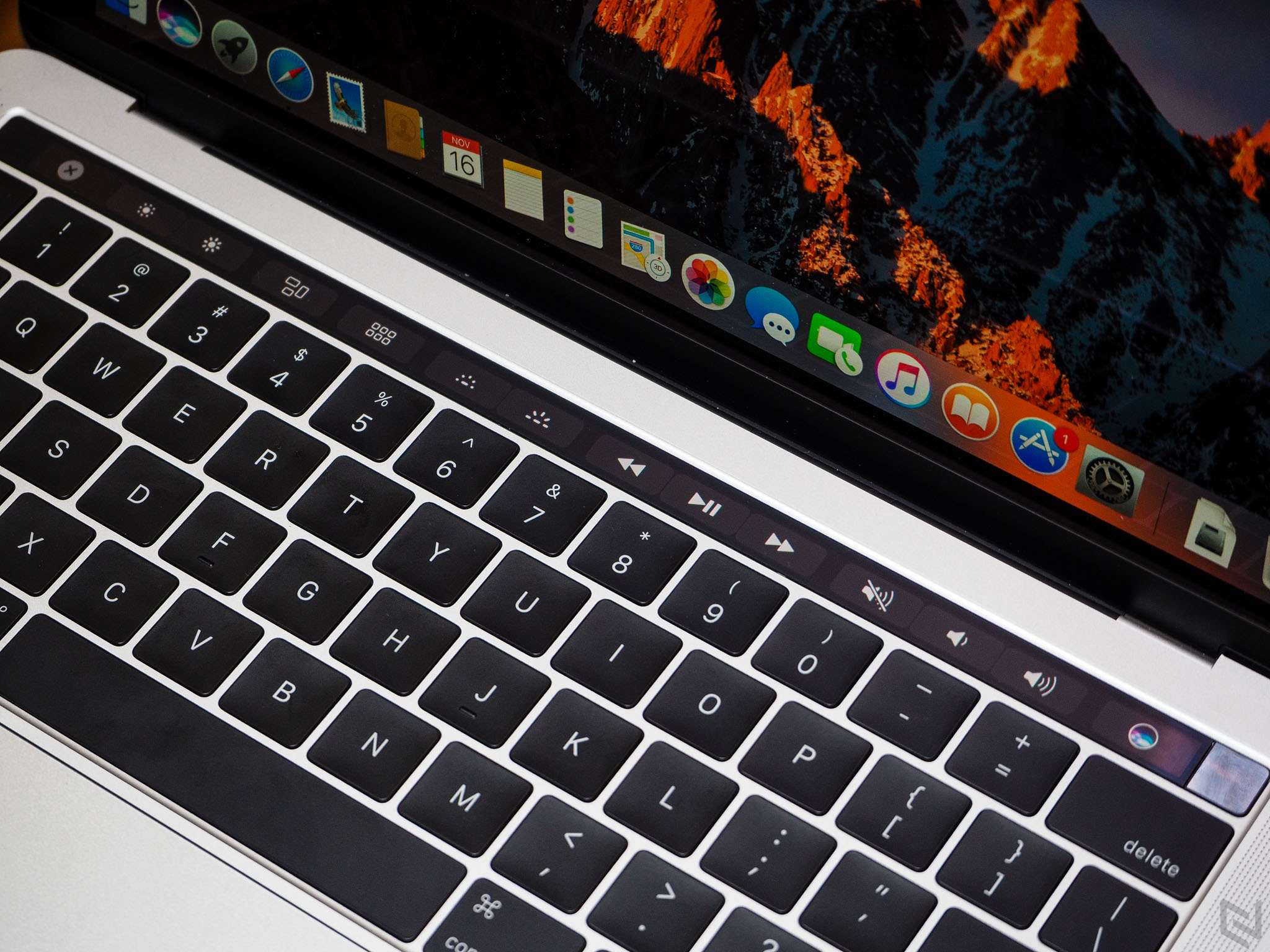 Trên tay MacBook Pro 2016 có TouchBar: Cảm ứng rất mượt mà