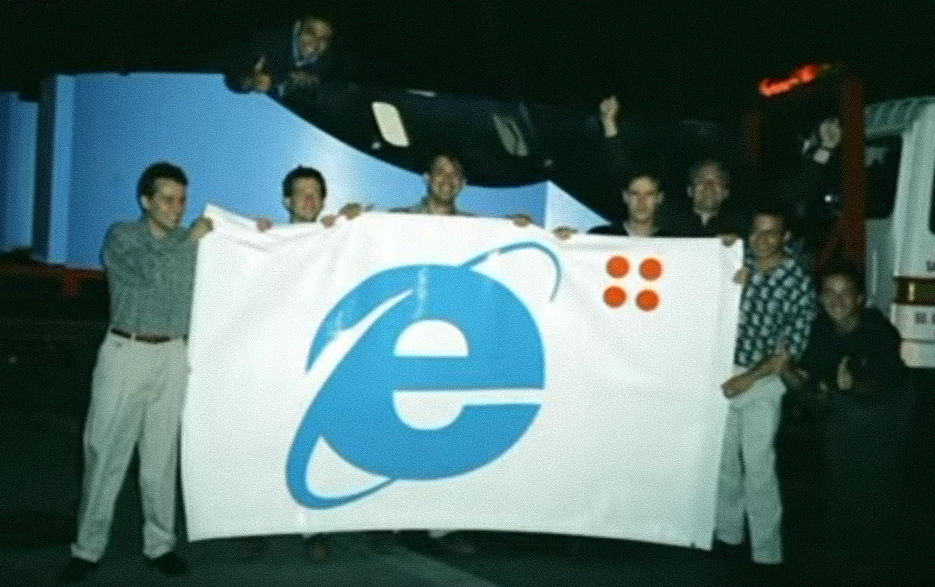 Nhân viên Microsoft mang "quà" đến nhà Netscape.