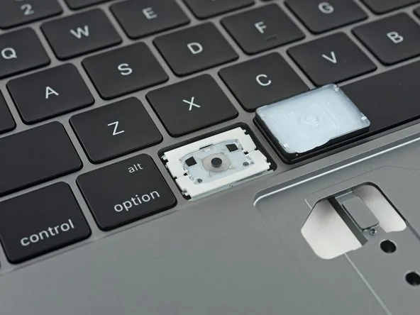 Bên trong Macbook Pro 13 inch phiên bản không Touch Bar có gì?