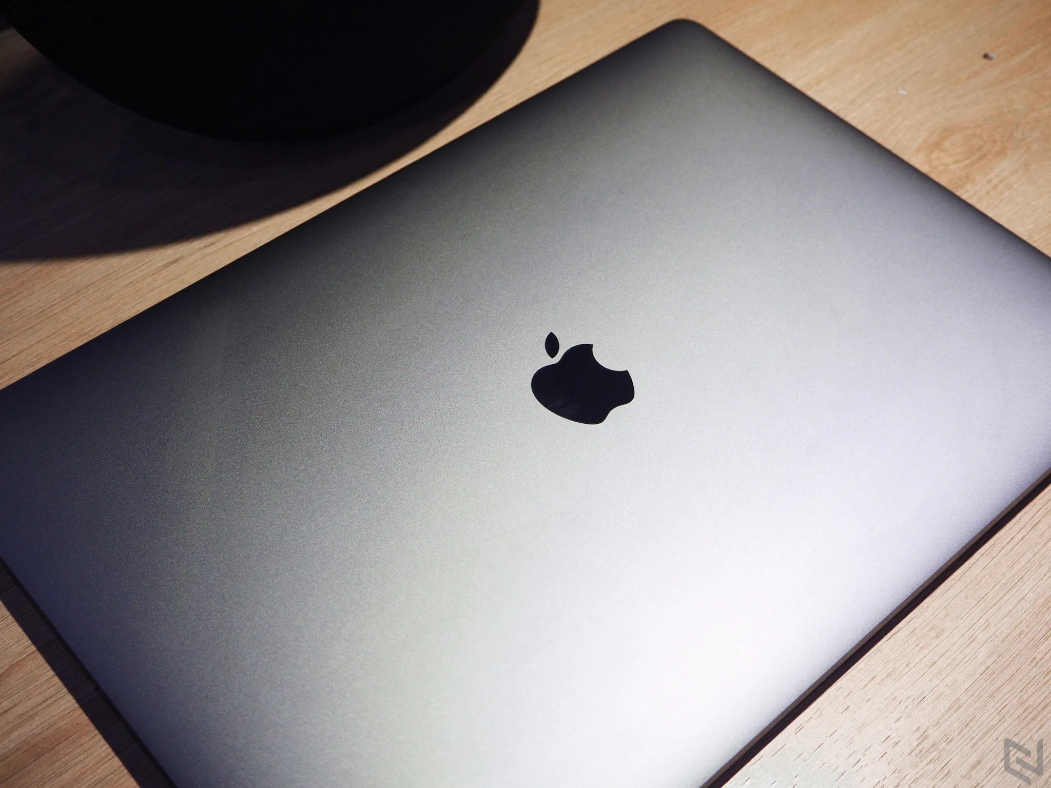 Trên tay MacBook Pro 2016 bản 15": Thiết kế mới, mỏng hơn, nhẹ hơn, TrackPad rất to