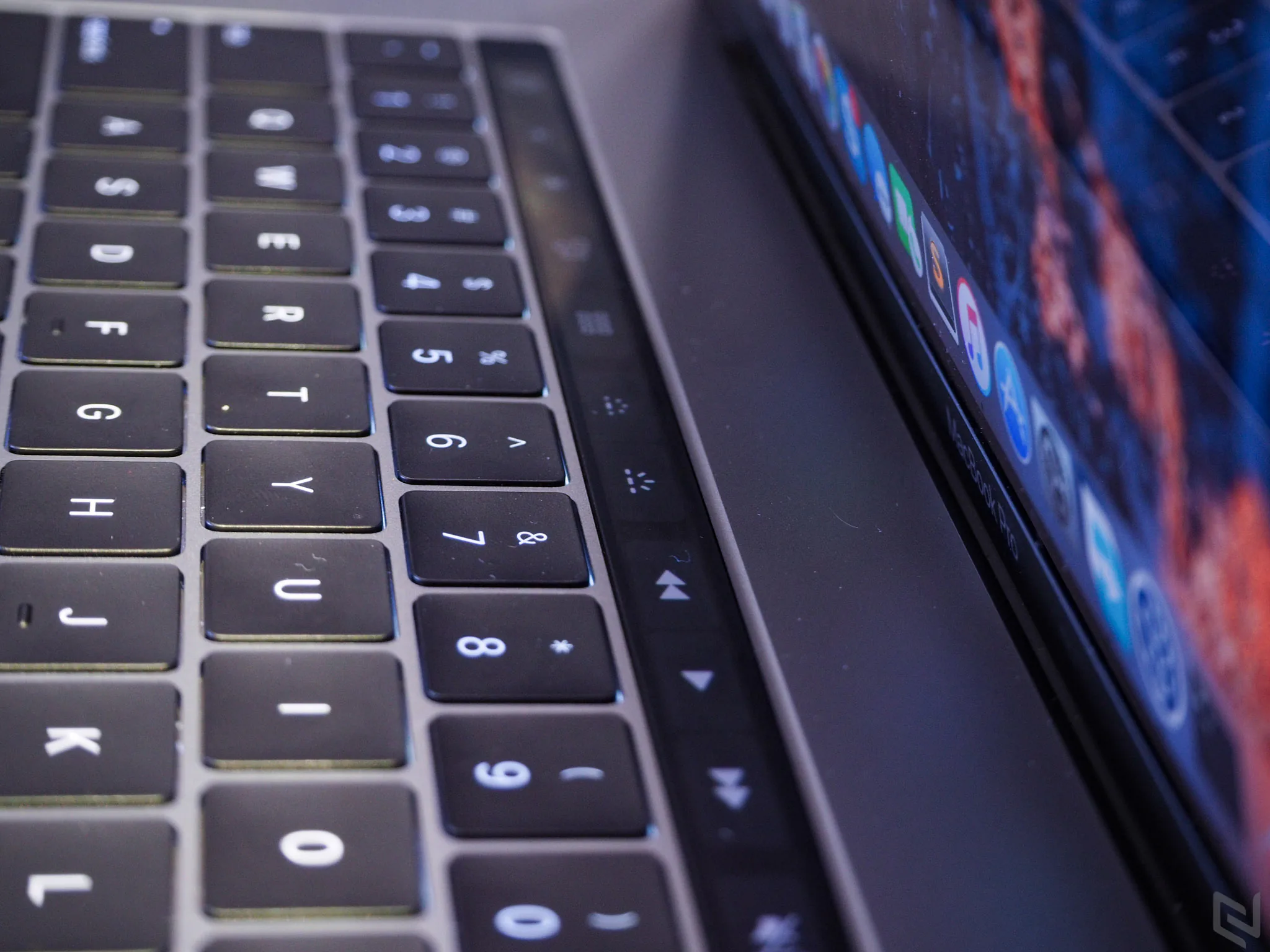 Trên tay MacBook Pro 2016 bản 15": Thiết kế mới, mỏng hơn, nhẹ hơn, TrackPad rất to