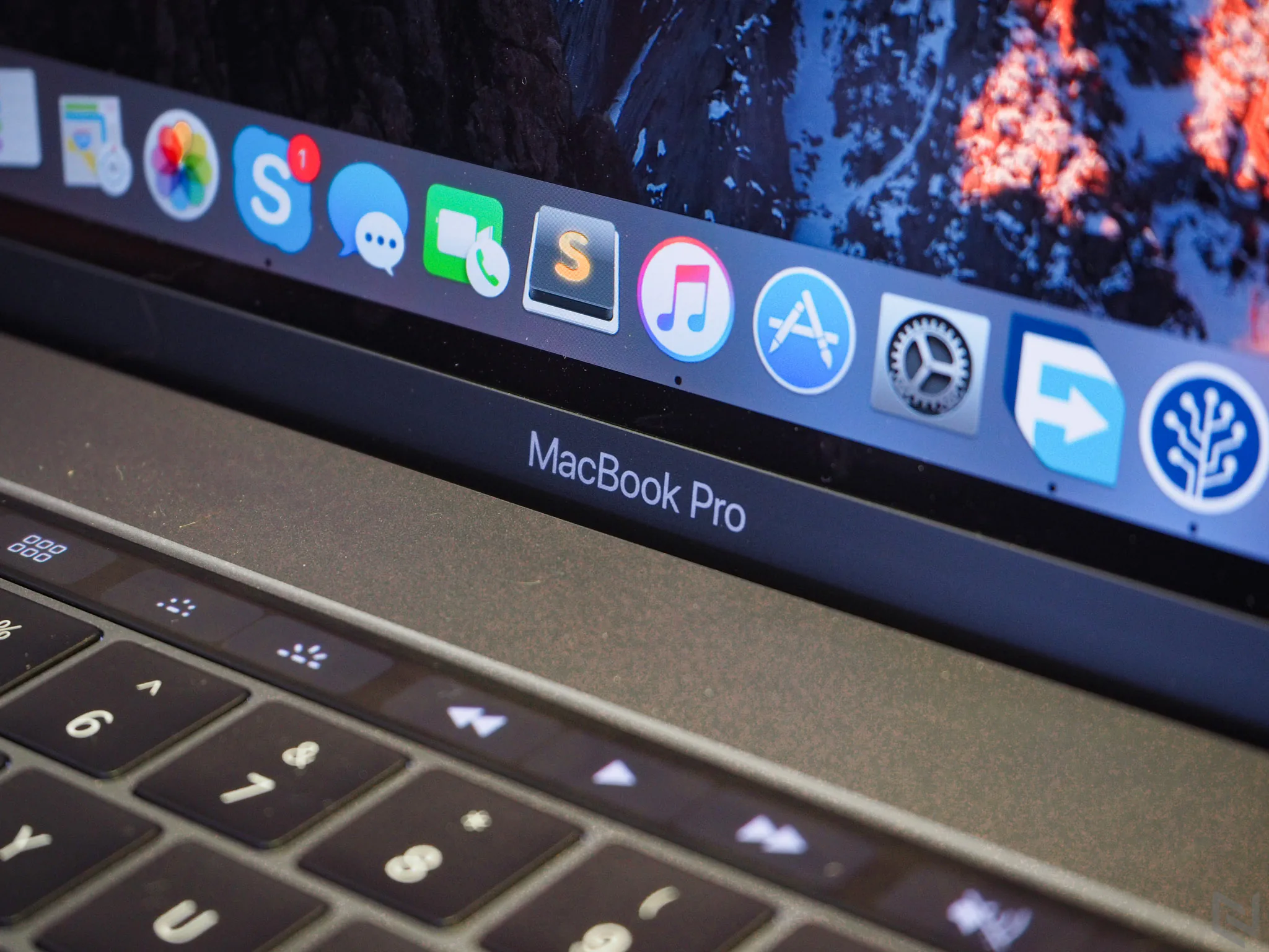 Trên tay MacBook Pro 2016 bản 15": Thiết kế mới, mỏng hơn, nhẹ hơn, TrackPad rất to