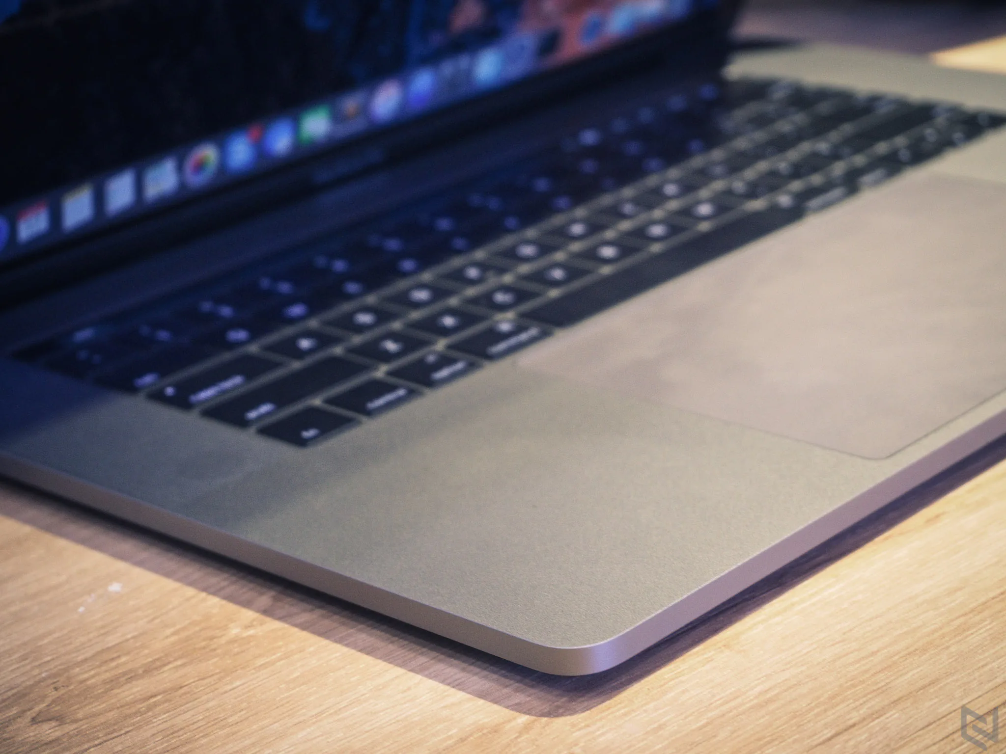 Trên tay MacBook Pro 2016 bản 15": Thiết kế mới, mỏng hơn, nhẹ hơn, TrackPad rất to