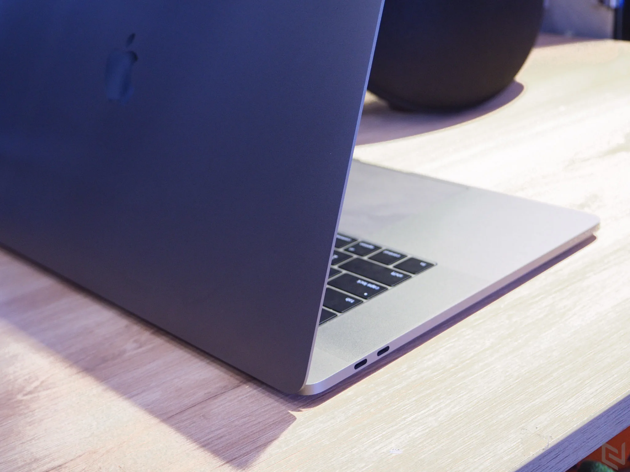 Trên tay MacBook Pro 2016 bản 15": Thiết kế mới, mỏng hơn, nhẹ hơn, TrackPad rất to