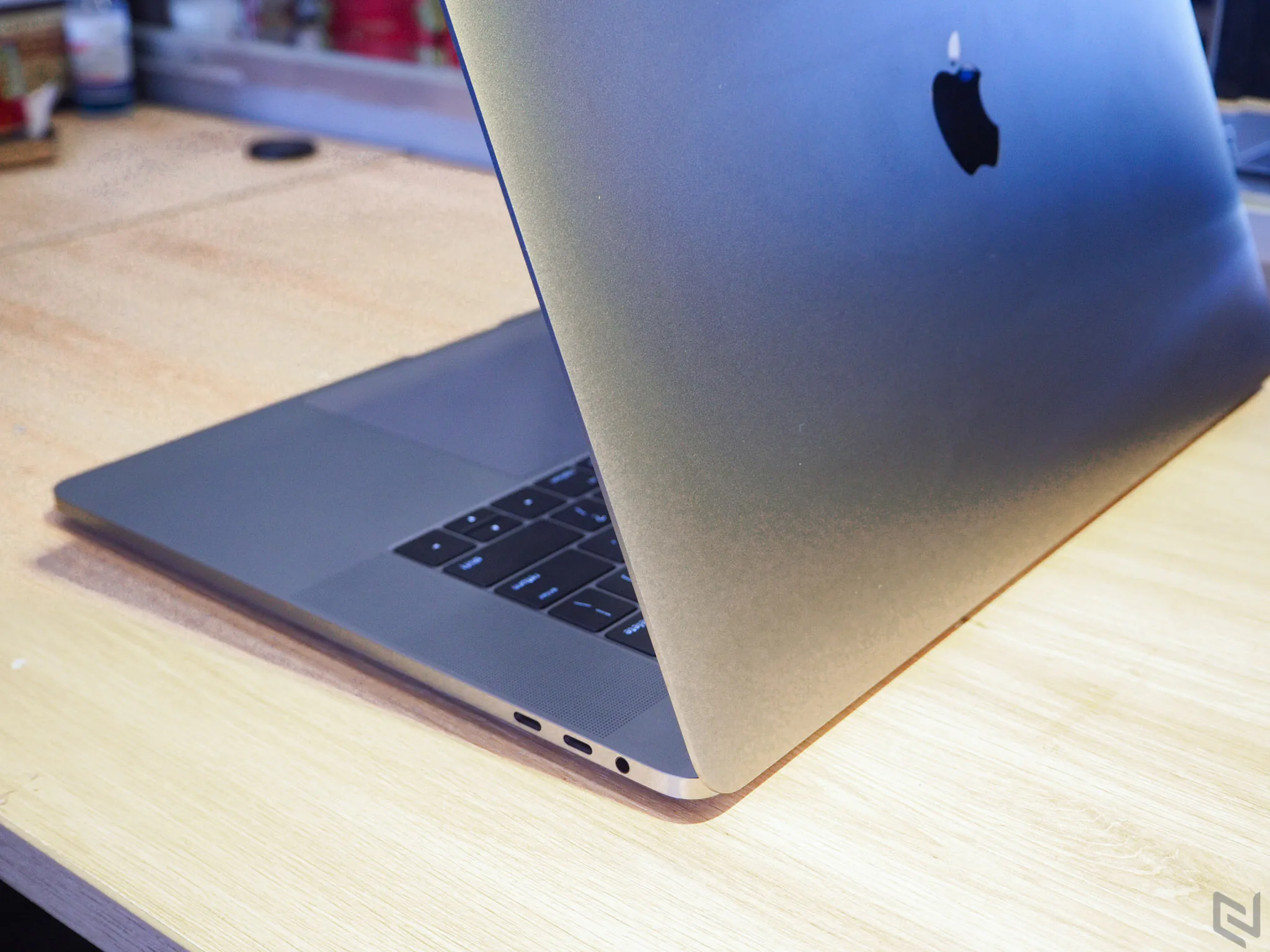 Trên tay MacBook Pro 2016 bản 15": Thiết kế mới, mỏng hơn, nhẹ hơn, TrackPad rất to