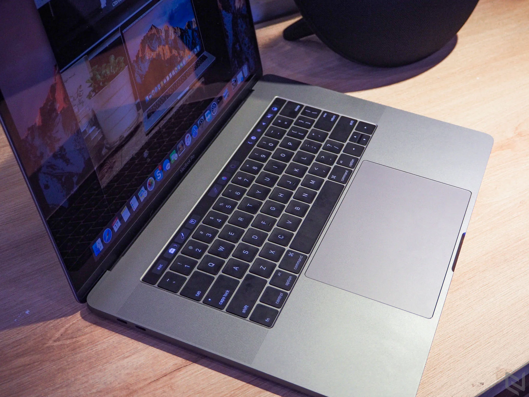 Trên tay MacBook Pro 2016 bản 15": Thiết kế mới, mỏng hơn, nhẹ hơn, TrackPad rất to