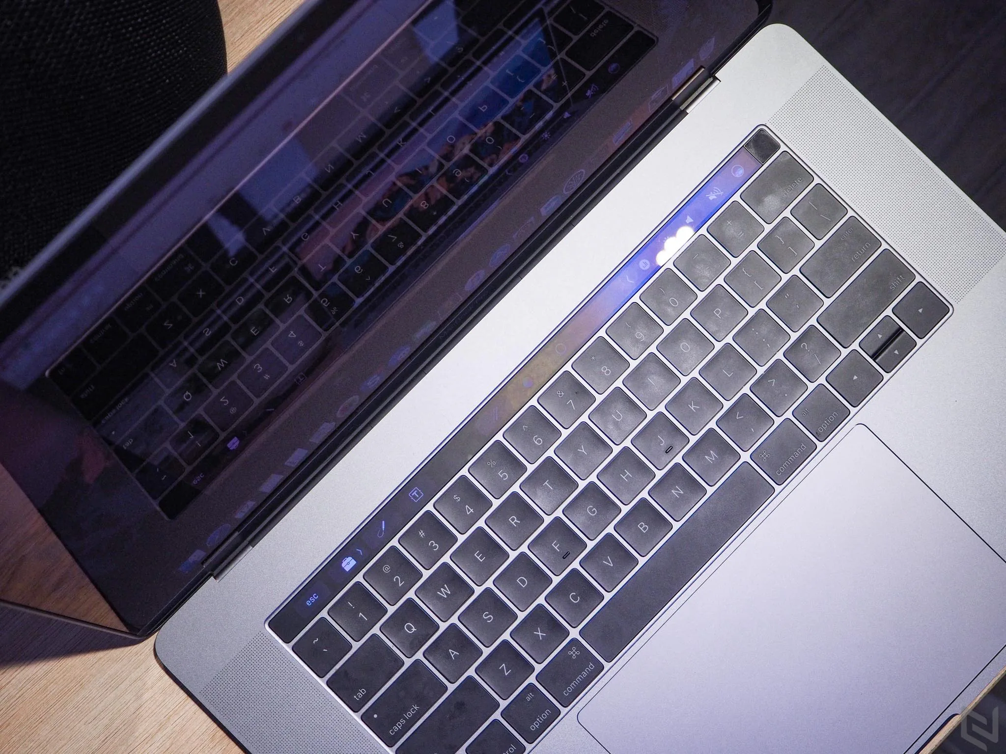 Trên tay MacBook Pro 2016 bản 15": Thiết kế mới, mỏng hơn, nhẹ hơn, TrackPad rất to