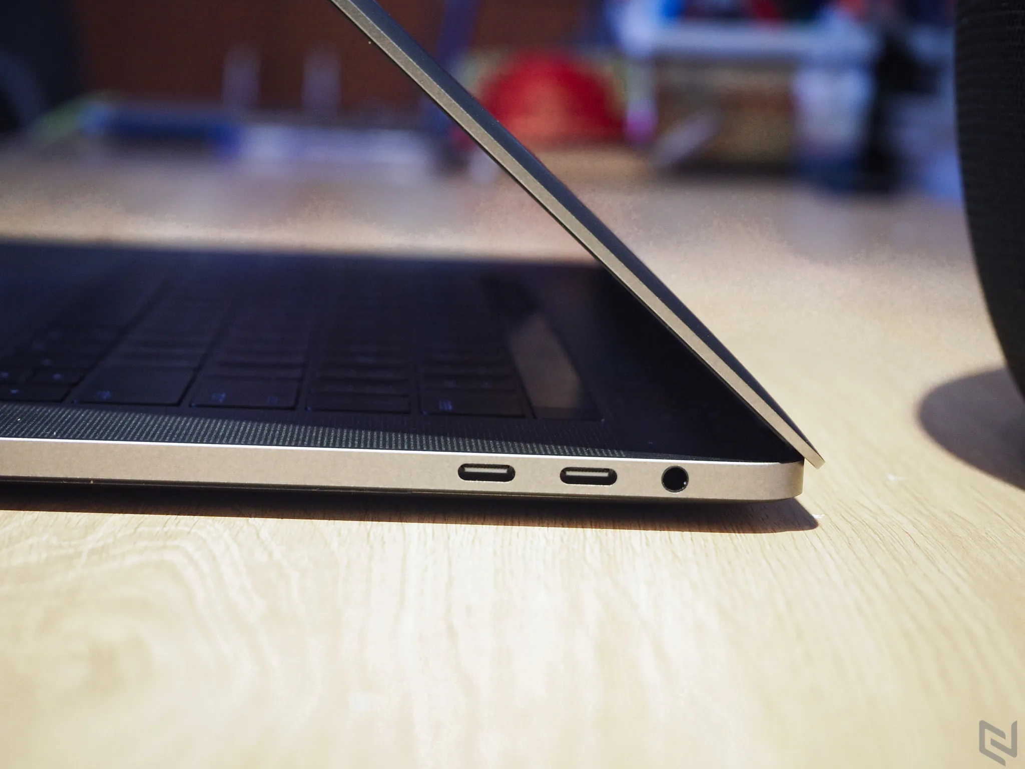 Trên tay MacBook Pro 2016 bản 15": Thiết kế mới, mỏng hơn, nhẹ hơn, TrackPad rất to