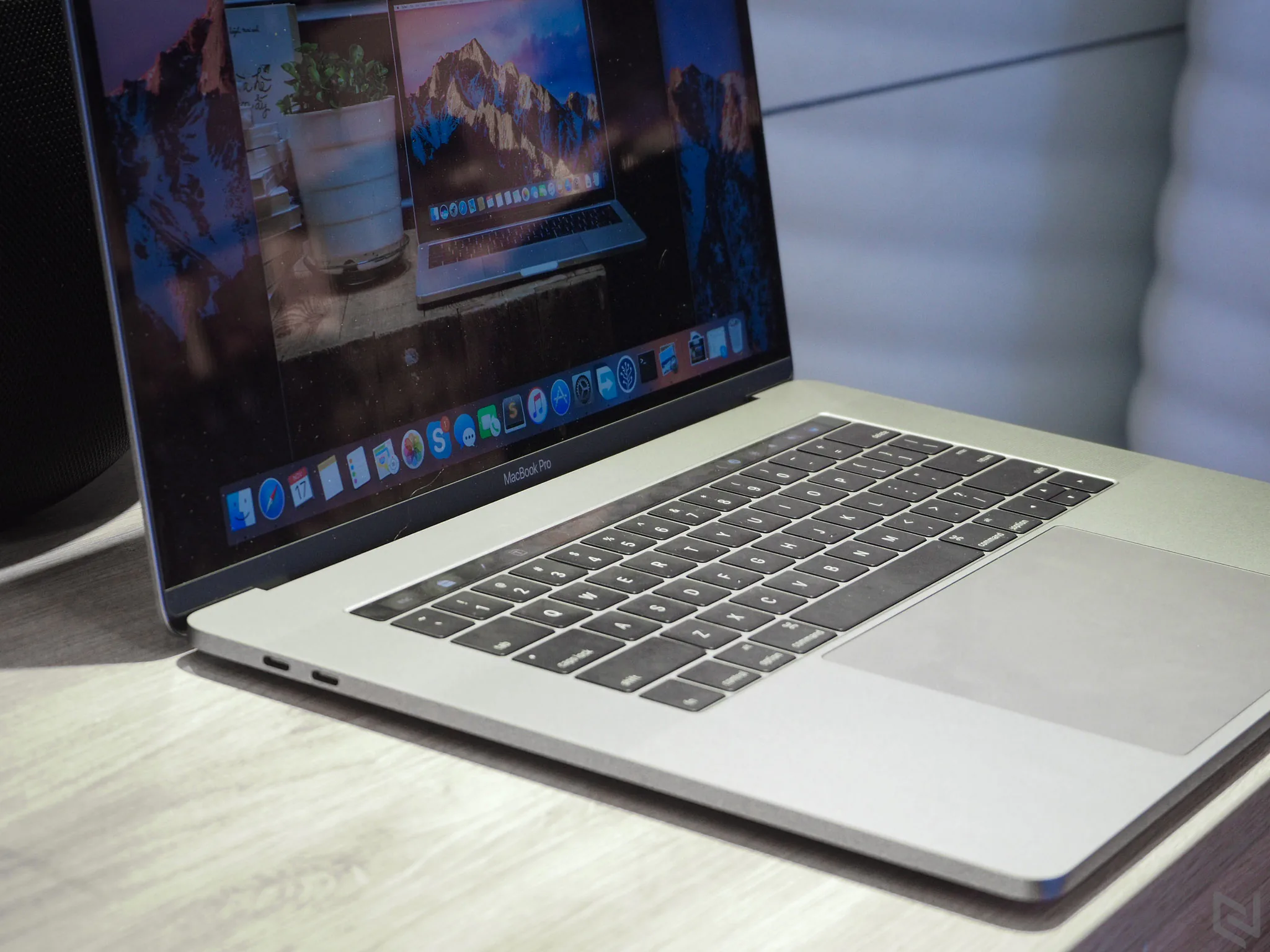 Trên tay MacBook Pro 2016 bản 15": Thiết kế mới, mỏng hơn, nhẹ hơn, TrackPad rất to