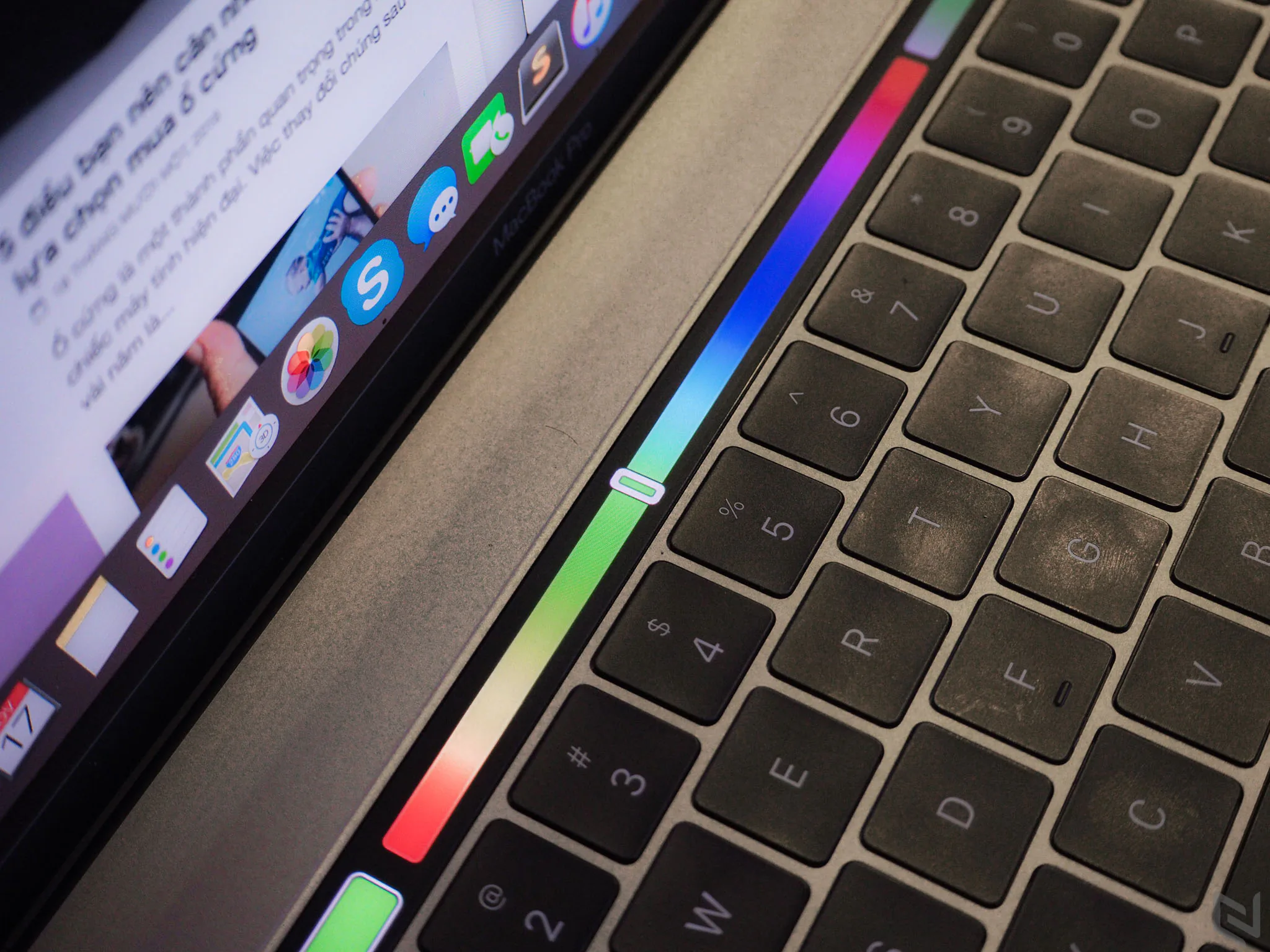 Trên tay MacBook Pro 2016 bản 15": Thiết kế mới, mỏng hơn, nhẹ hơn, TrackPad rất to