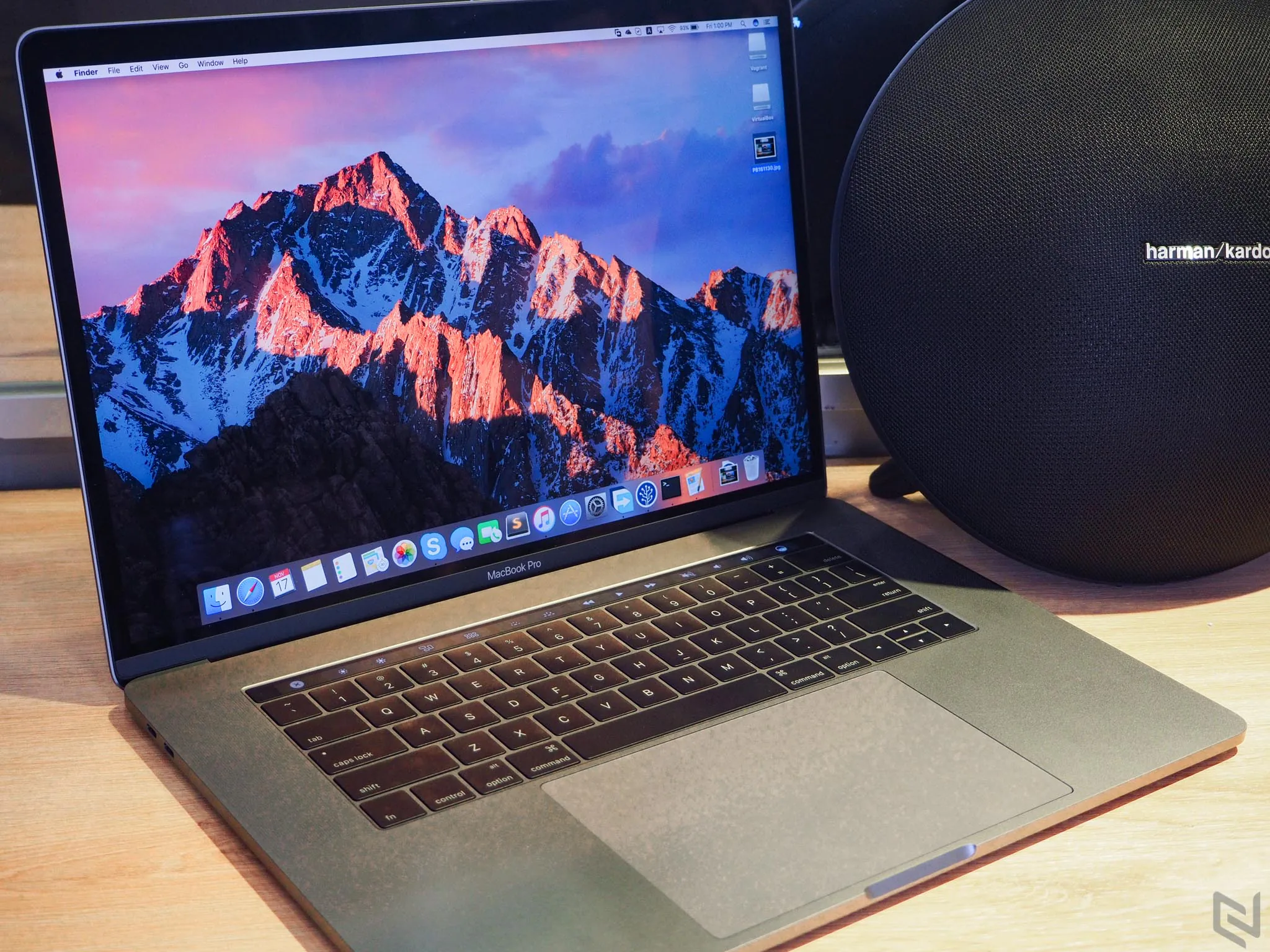 Trên tay MacBook Pro 2016 bản 15": Thiết kế mới, mỏng hơn, nhẹ hơn, TrackPad rất to