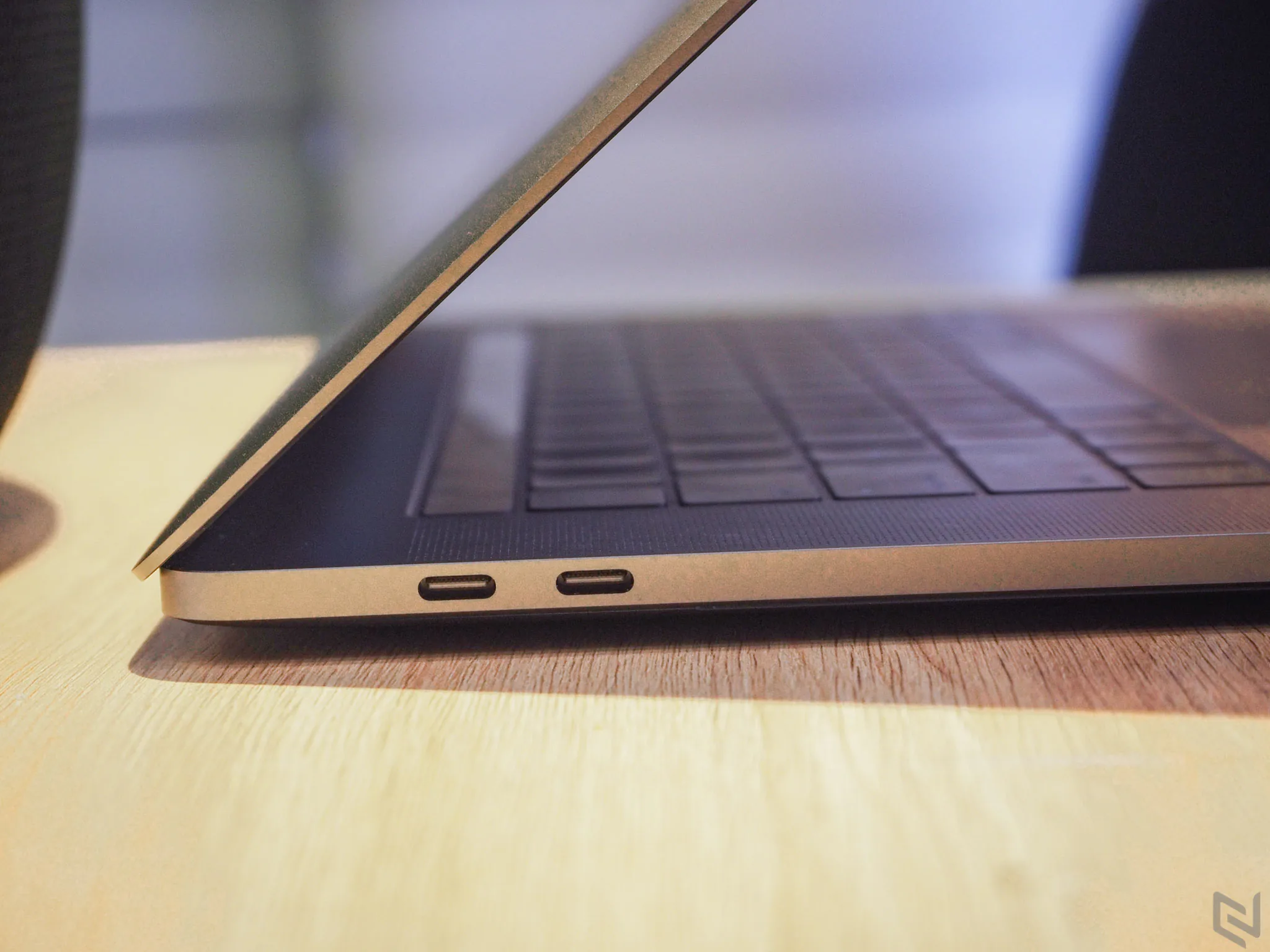 Trên tay MacBook Pro 2016 bản 15": Thiết kế mới, mỏng hơn, nhẹ hơn, TrackPad rất to