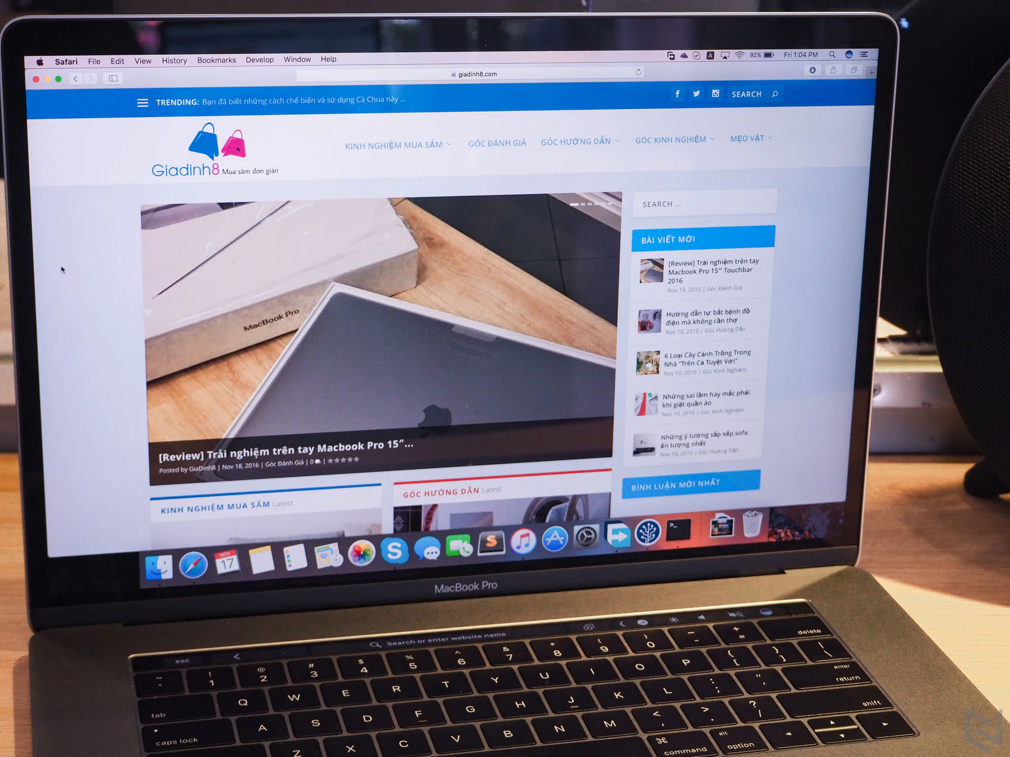Trên tay MacBook Pro 2016 bản 15": Thiết kế mới, mỏng hơn, nhẹ hơn, TrackPad rất to