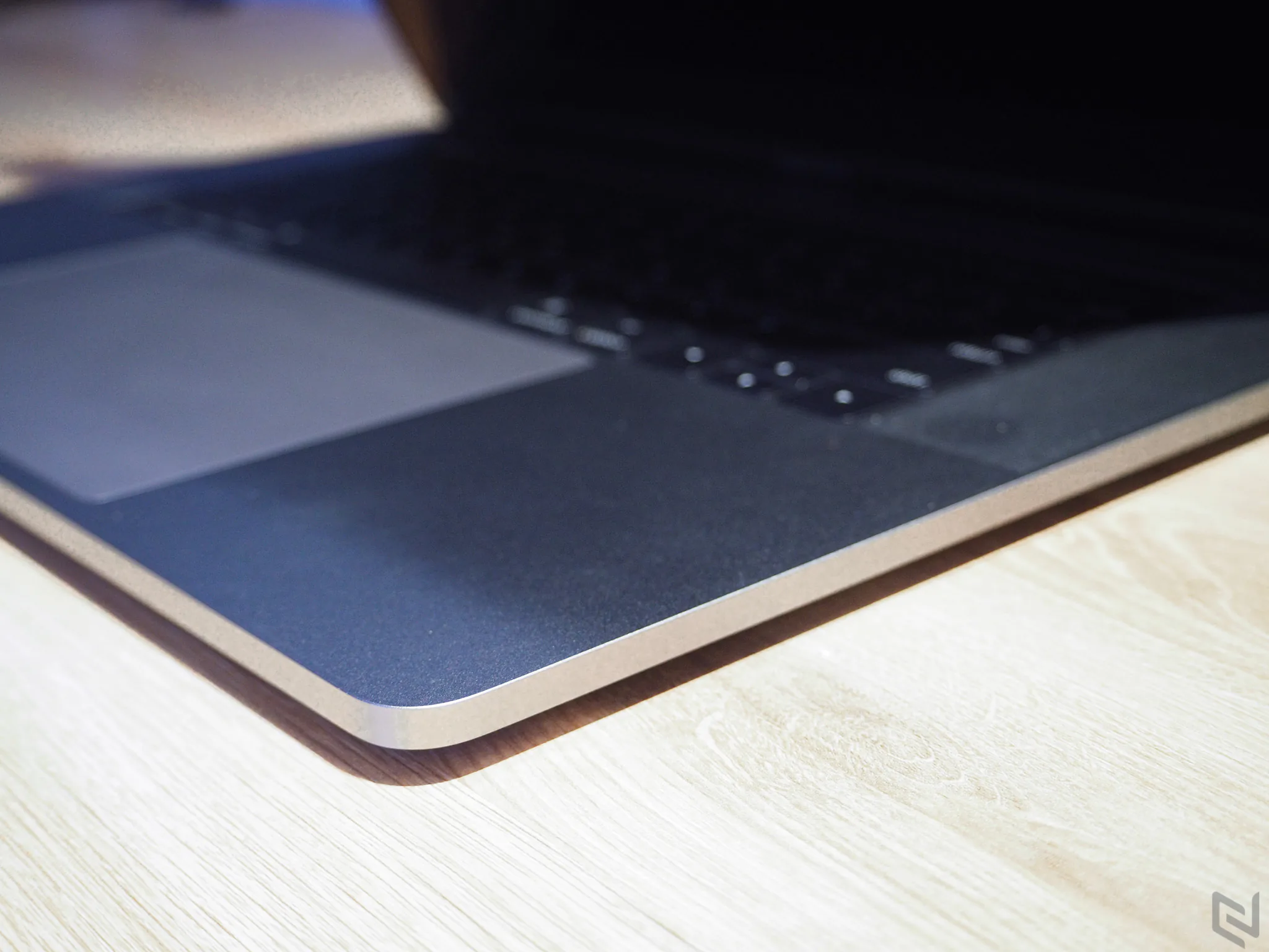 Trên tay MacBook Pro 2016 bản 15": Thiết kế mới, mỏng hơn, nhẹ hơn, TrackPad rất to