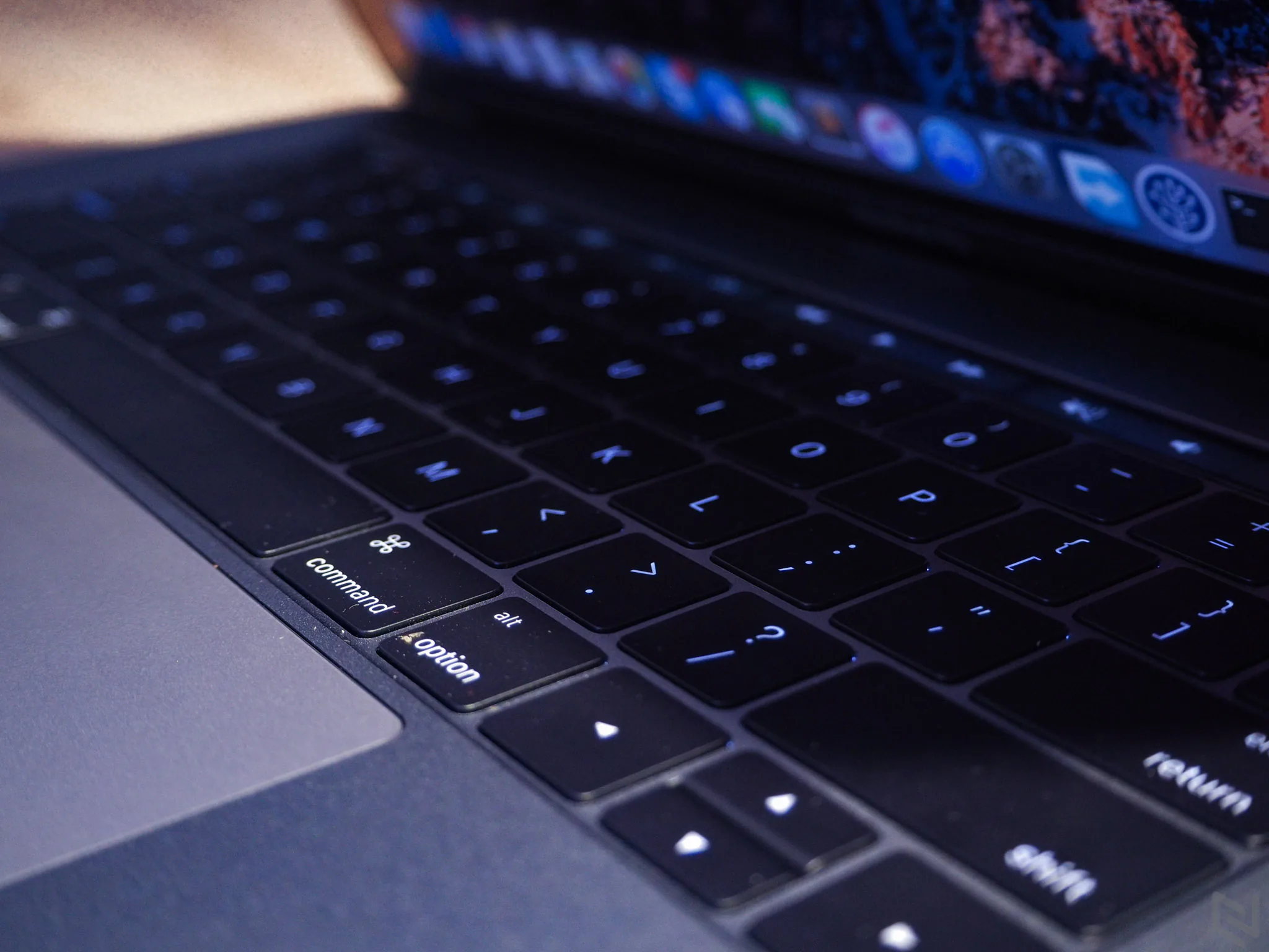 Trên tay MacBook Pro 2016 bản 15": Thiết kế mới, mỏng hơn, nhẹ hơn, TrackPad rất to