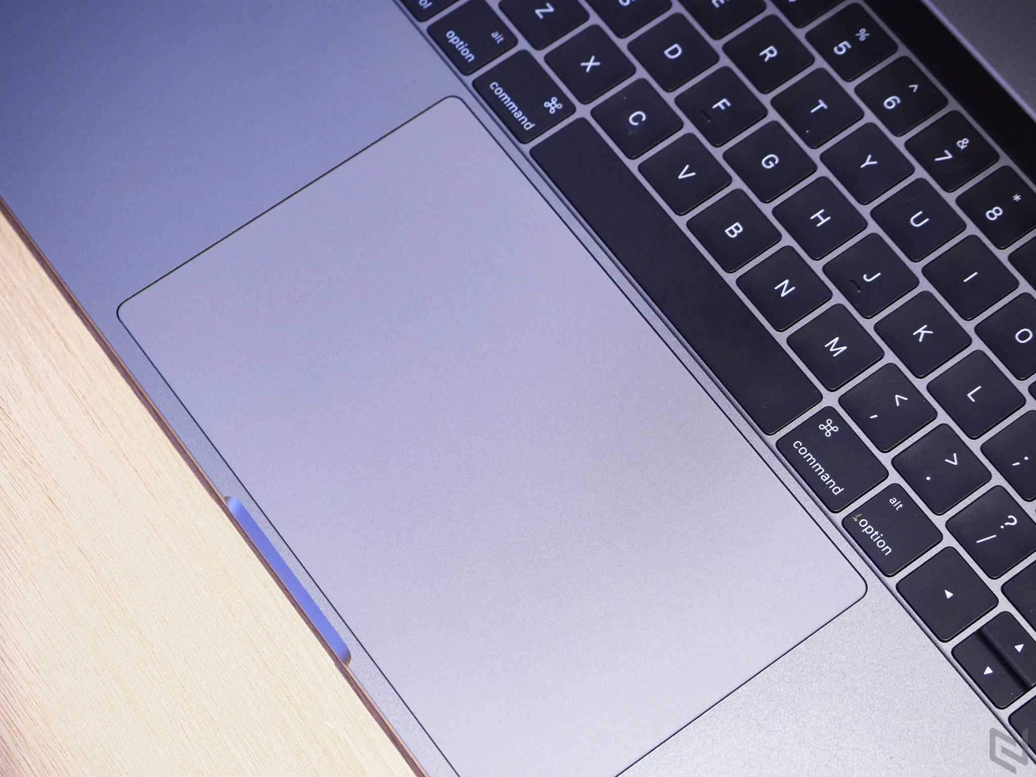 Trên tay MacBook Pro 2016 bản 15": Thiết kế mới, mỏng hơn, nhẹ hơn, TrackPad rất to
