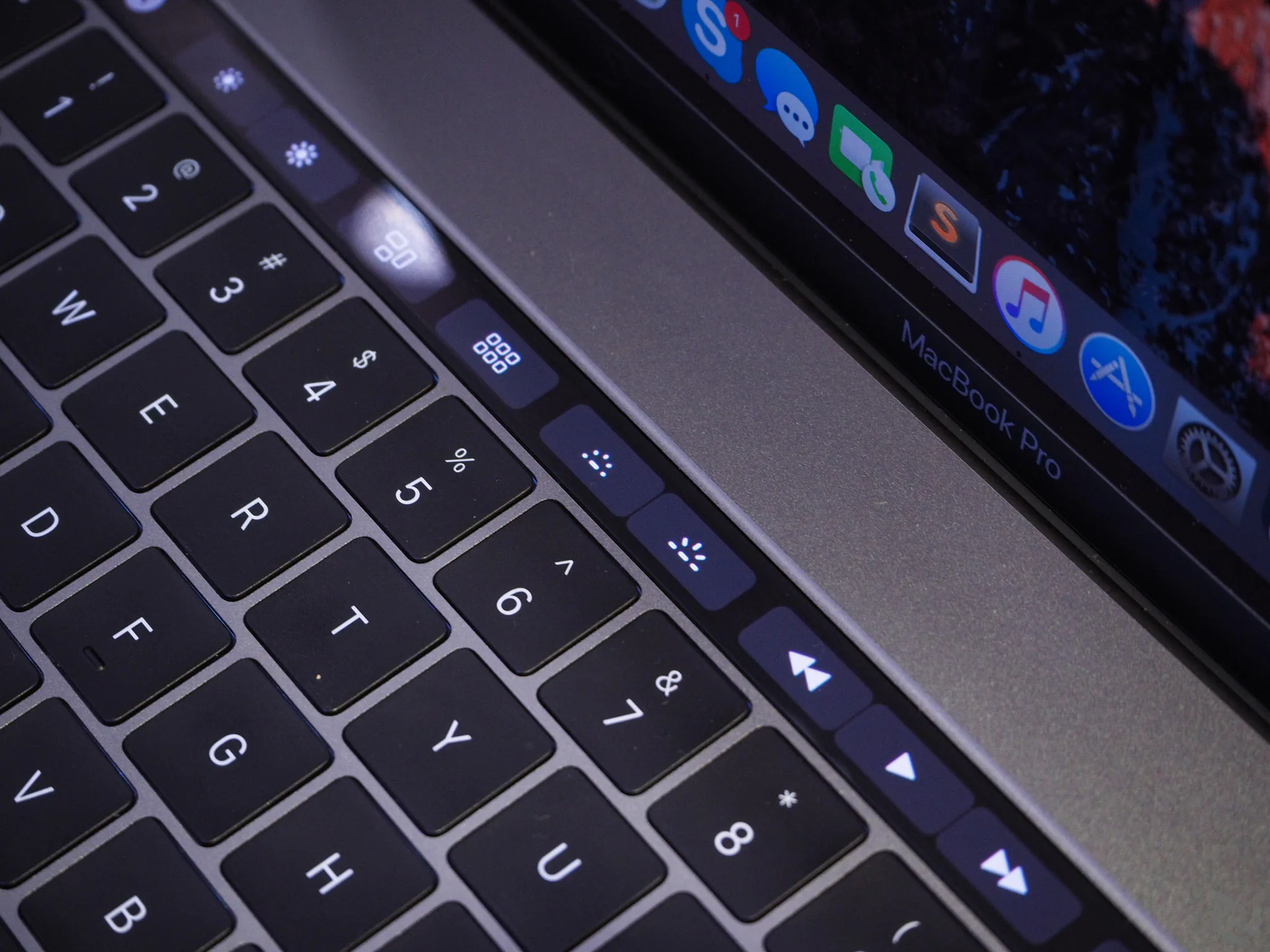 Trên tay MacBook Pro 2016 bản 15": Thiết kế mới, mỏng hơn, nhẹ hơn, TrackPad rất to