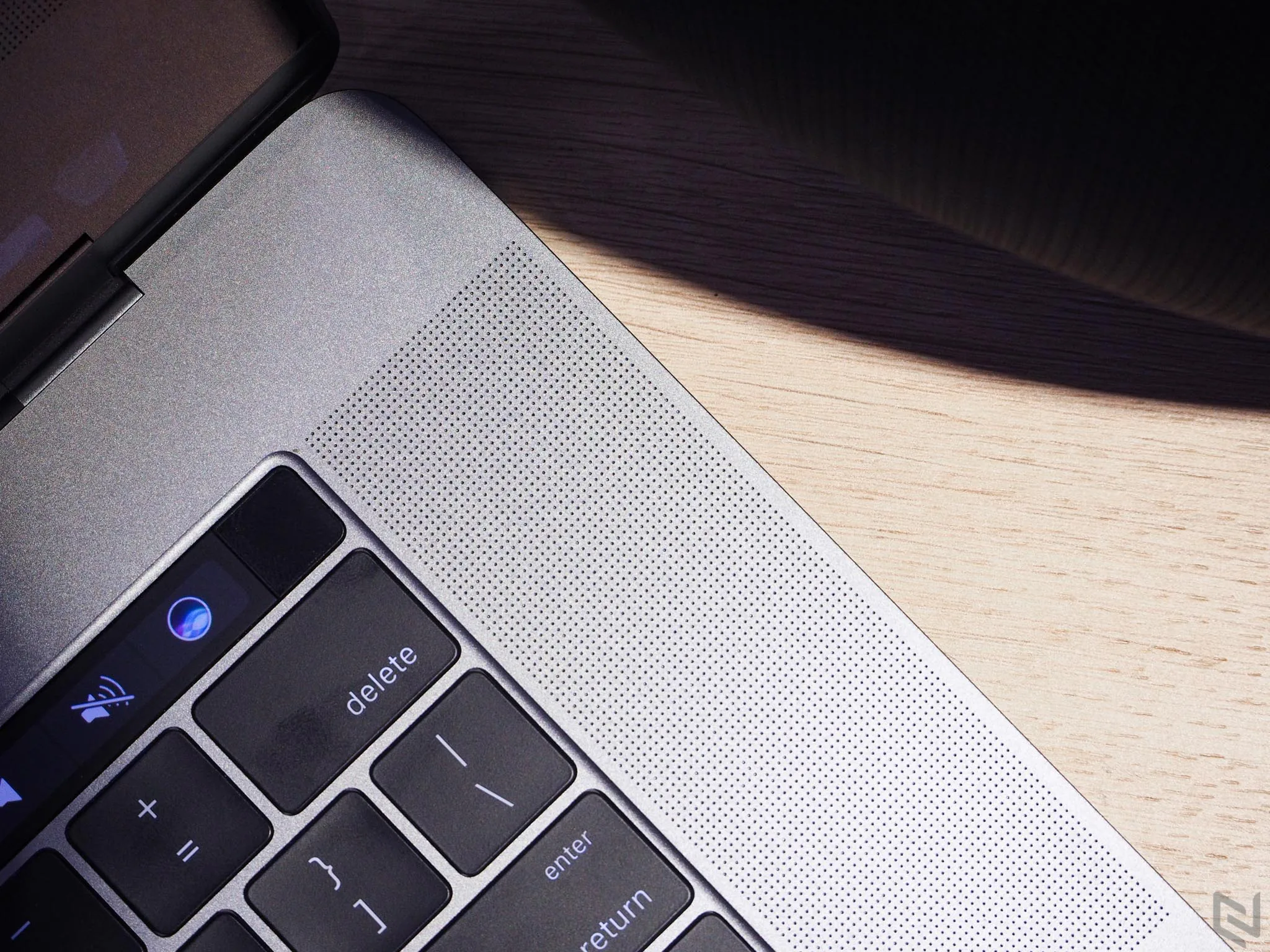 Trên tay MacBook Pro 2016 bản 15": Thiết kế mới, mỏng hơn, nhẹ hơn, TrackPad rất to