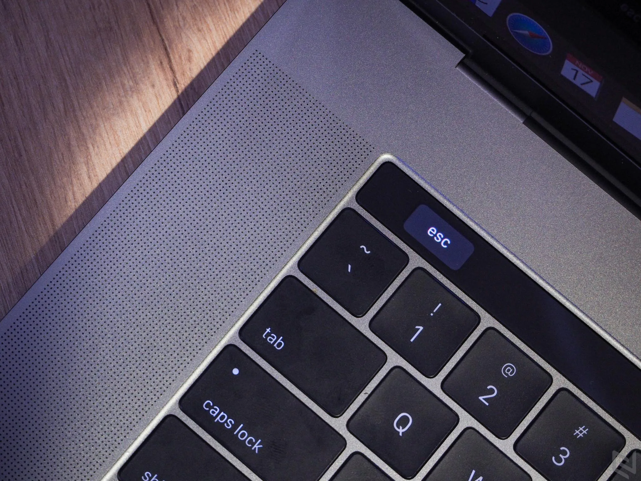 Trên tay MacBook Pro 2016 bản 15": Thiết kế mới, mỏng hơn, nhẹ hơn, TrackPad rất to
