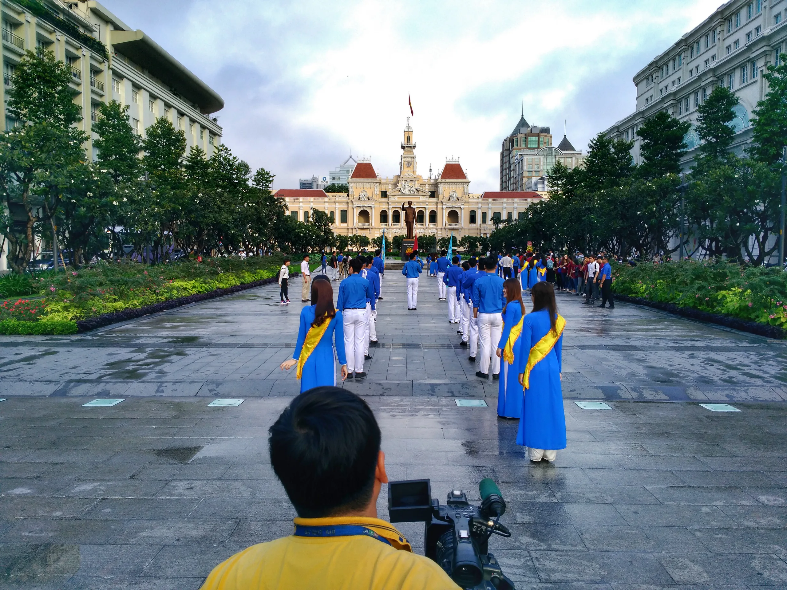 Dùng chế độ HDR. Ánh sáng hài hòa, vùng cháy sáng ( highlight) đỡ mất chi tiết hơn nhưng màu sắc thì rực một cách hơi mất tự nhiên