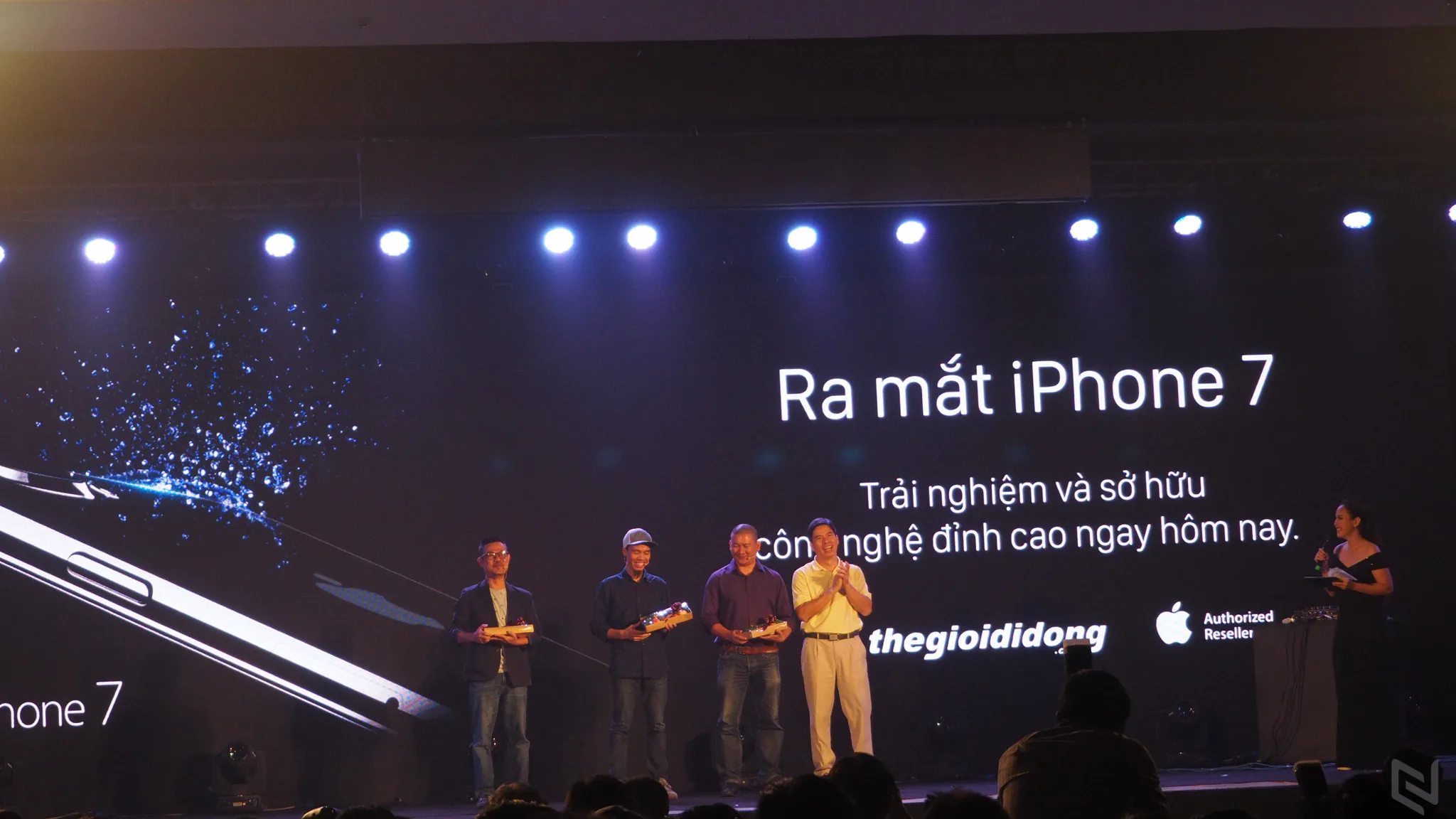 Thế Giới Di Động giao hàng iPhone 7/ 7 Plus