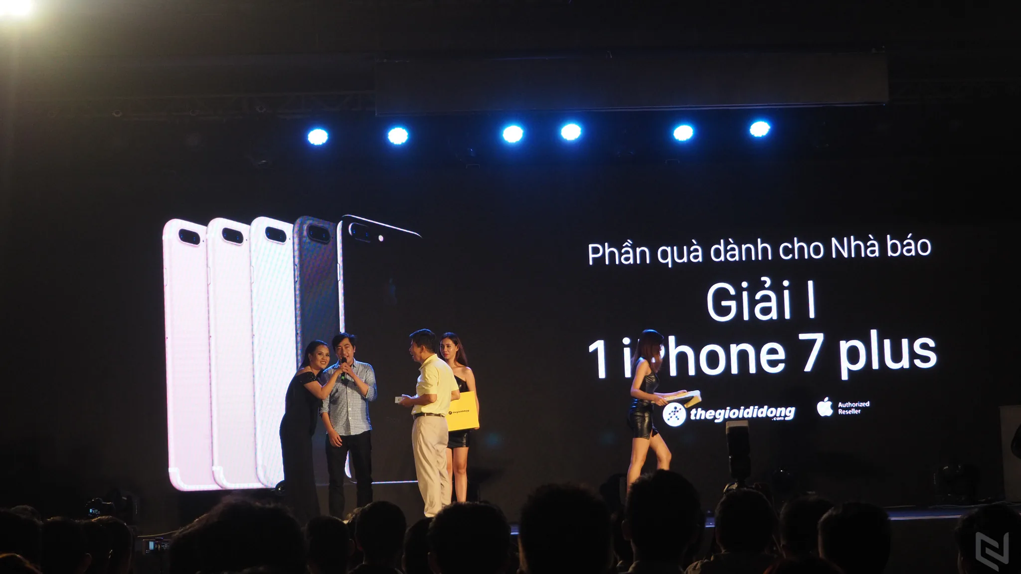 Thế Giới Di Động giao hàng iPhone 7/ 7 Plus