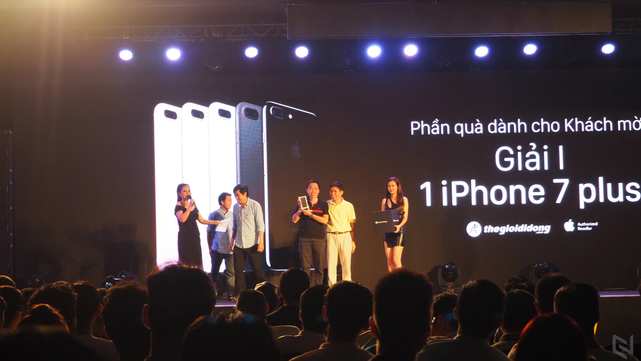 Thế Giới Di Động giao hàng iPhone 7/ 7 Plus