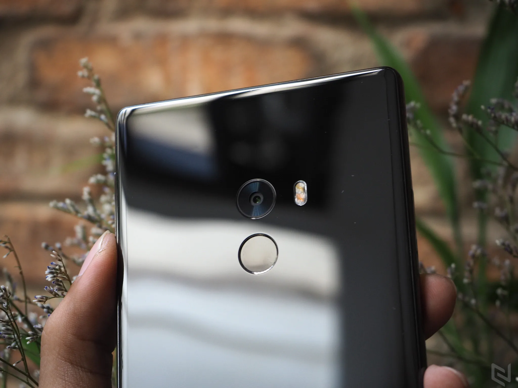 Trên tay Xiaomi Mi Mix: Bóng bẩy và quyến rũ