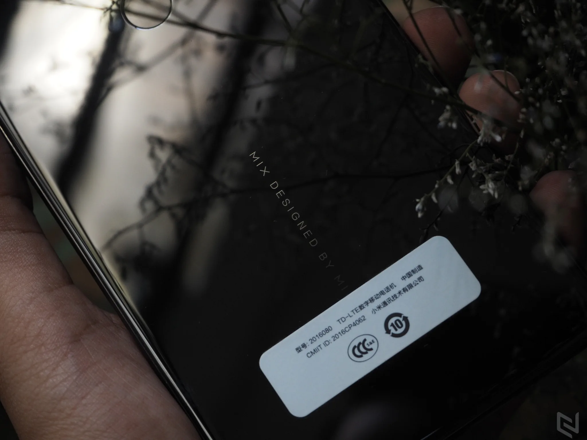 Trên tay Xiaomi Mi Mix: Bóng bẩy và quyến rũ