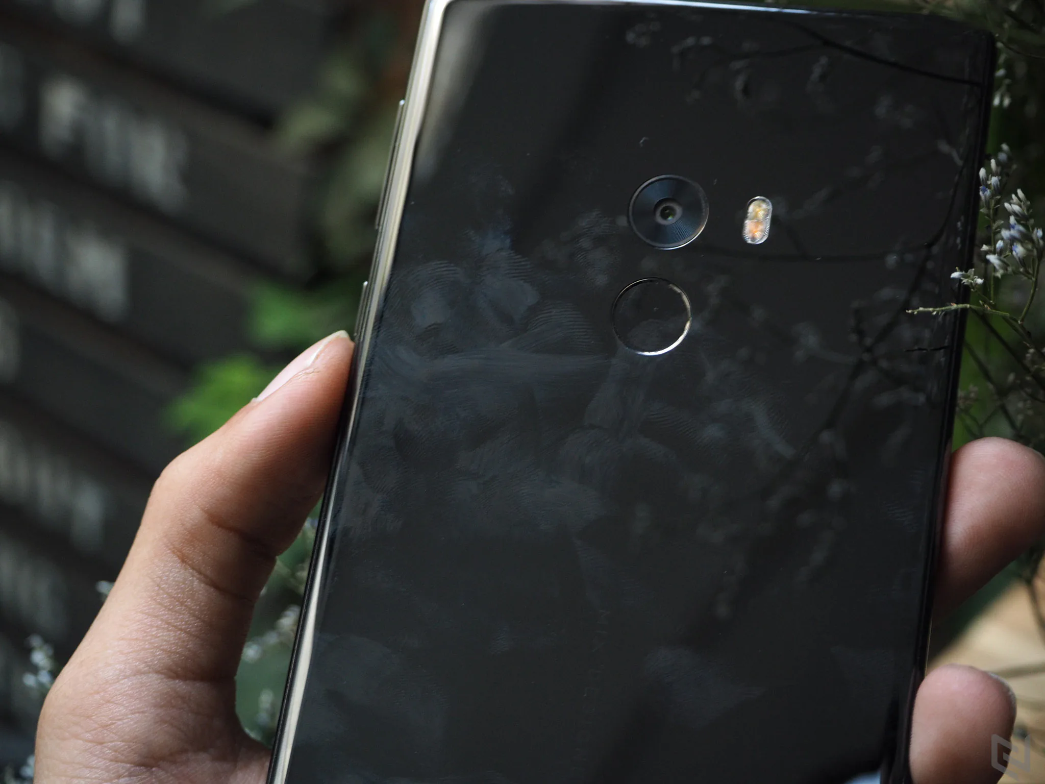 Trên tay Xiaomi Mi Mix: Bóng bẩy và quyến rũ
