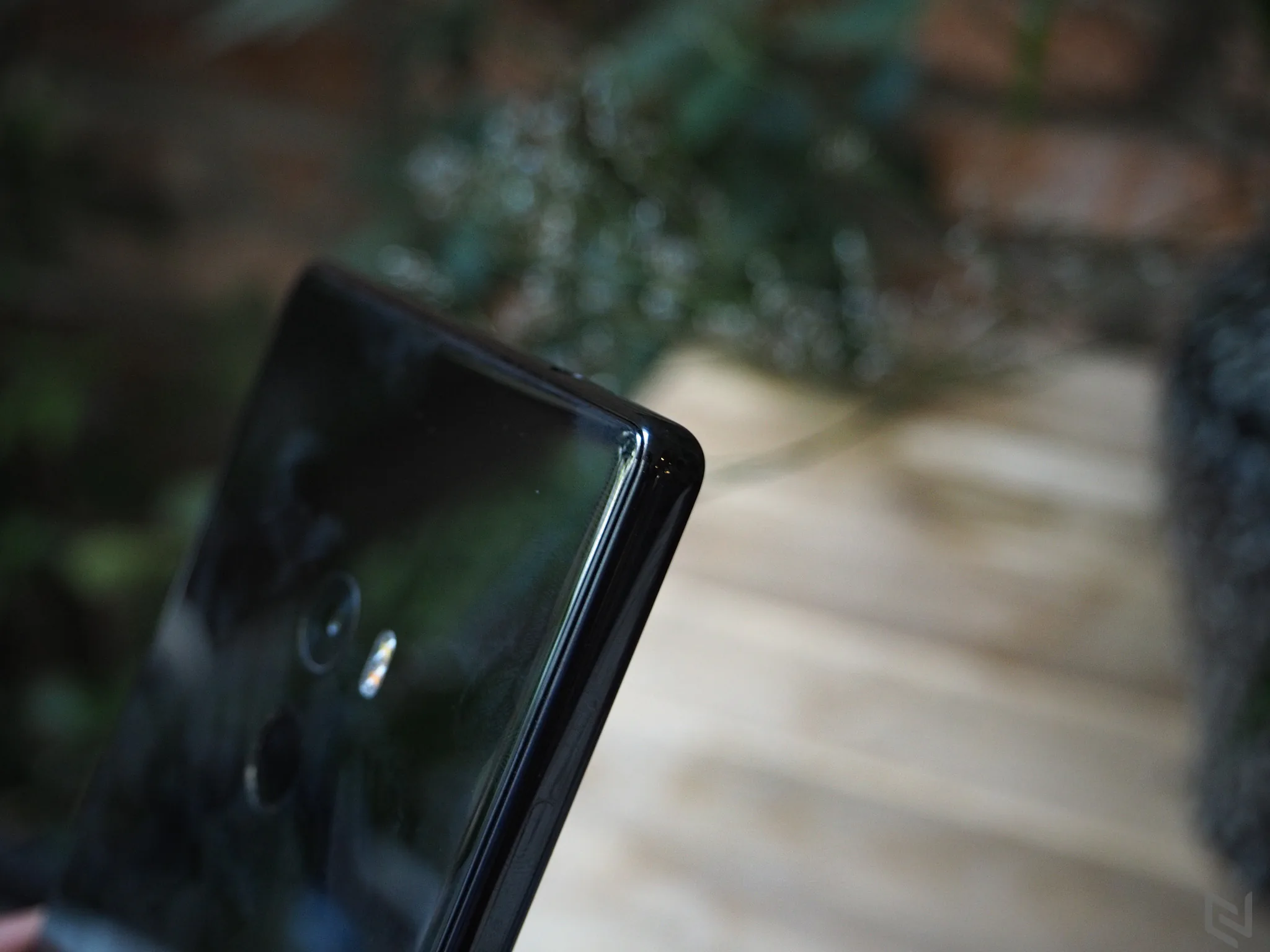 Trên tay Xiaomi Mi Mix: Bóng bẩy và quyến rũ