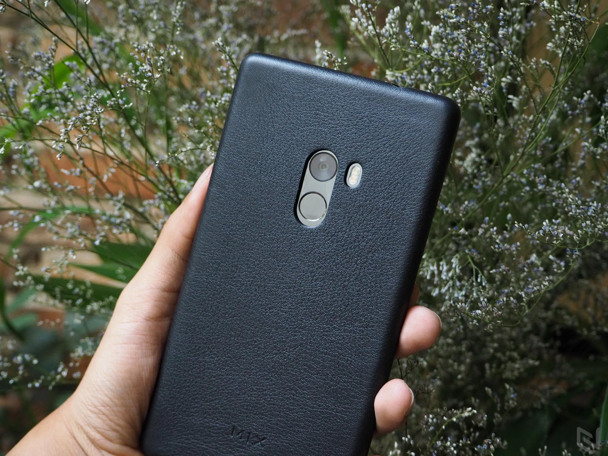 Trên tay Xiaomi Mi Mix: Bóng bẩy và quyến rũ