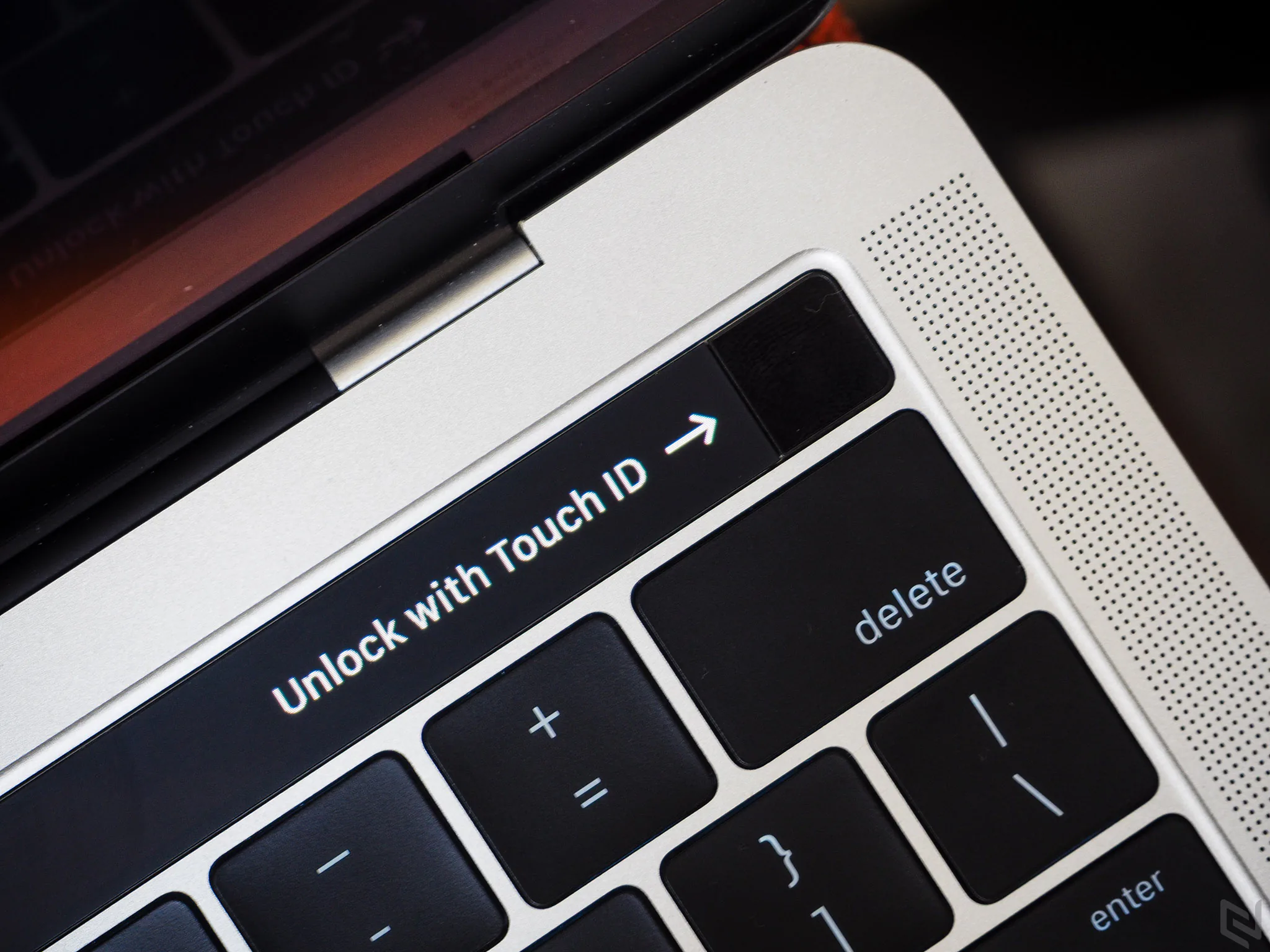 Trên tay MacBook Pro 2016 có TouchBar: Cảm ứng rất mượt mà