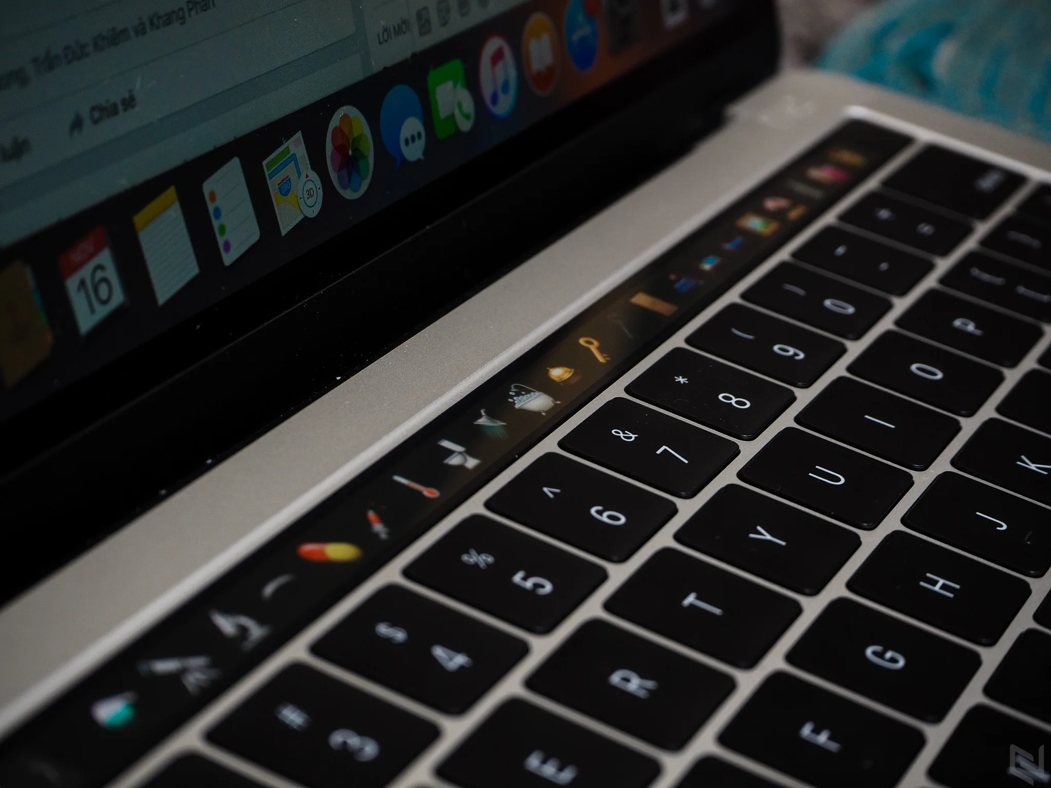 Trên tay MacBook Pro 2016 có TouchBar: Cảm ứng rất mượt mà