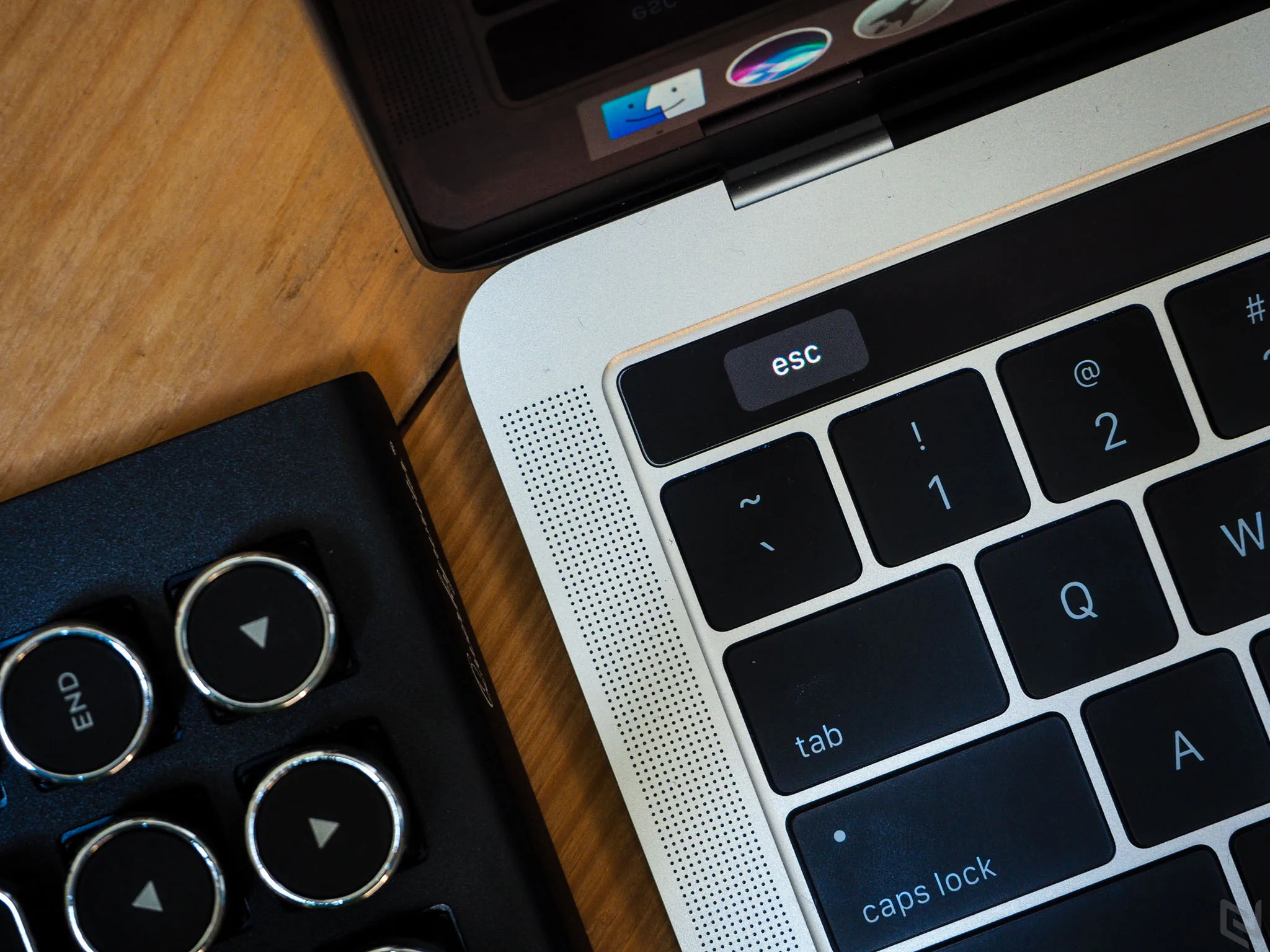 Trên tay MacBook Pro 2016 có TouchBar: Cảm ứng rất mượt mà