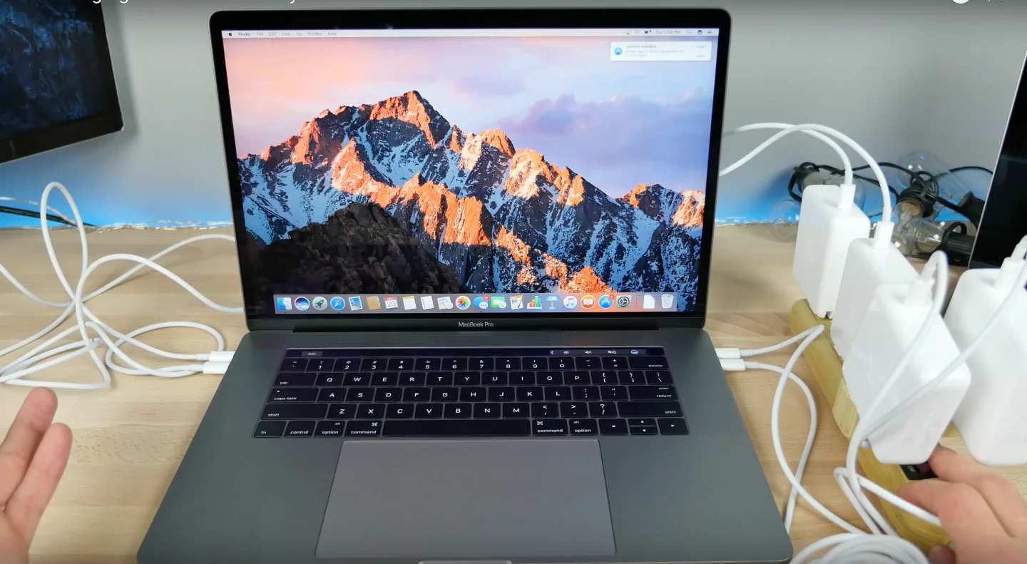 Chuyện gì xảy ra khi sạc 4 cổng macbook pro 2016 cùng một lúc?