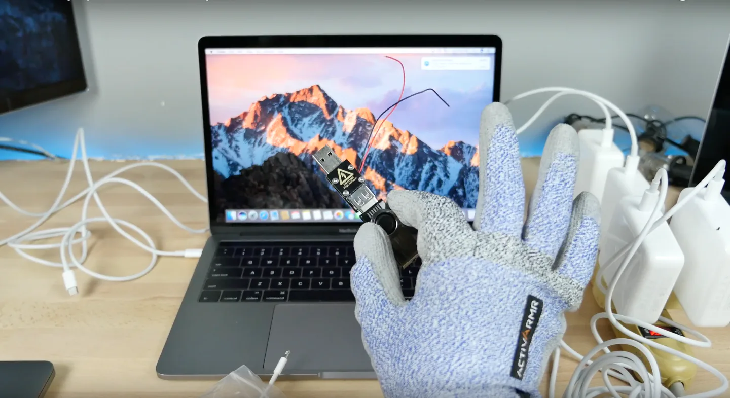 Chuyện gì xảy ra khi sạc 4 cổng macbook pro 2016 cùng một lúc?