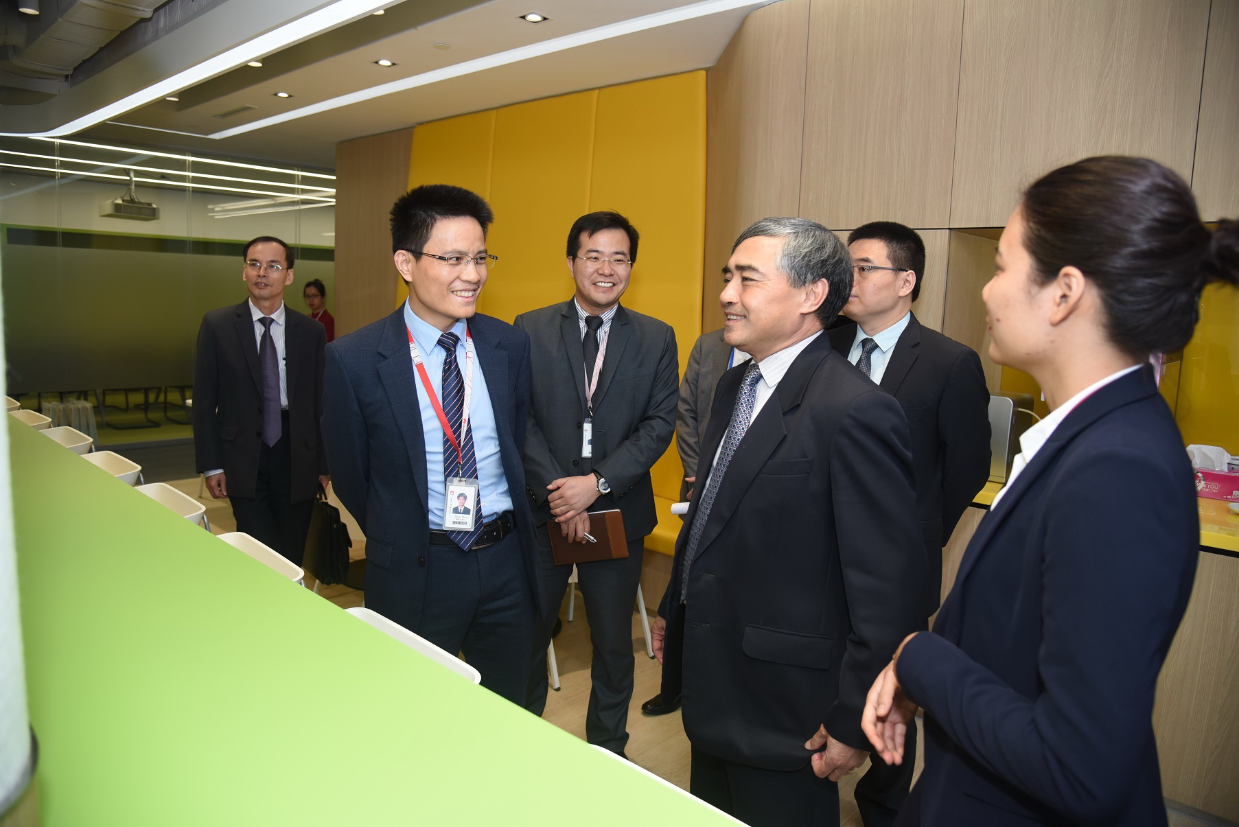 Thứ trưởng Nguyễn Minh Hồng thăm văn phòng xanh được thiết kế theo tiêu chuẩn quốc tế hiện đại của Công ty Huawei Việt Nam.​