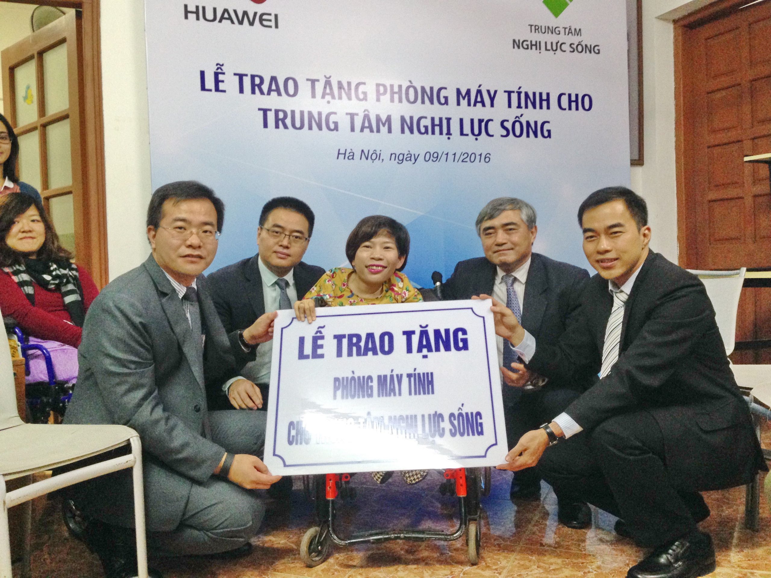 Huawei Việt Nam tặng phòng máy tính cho Trung tâm Nghị Lực Sống