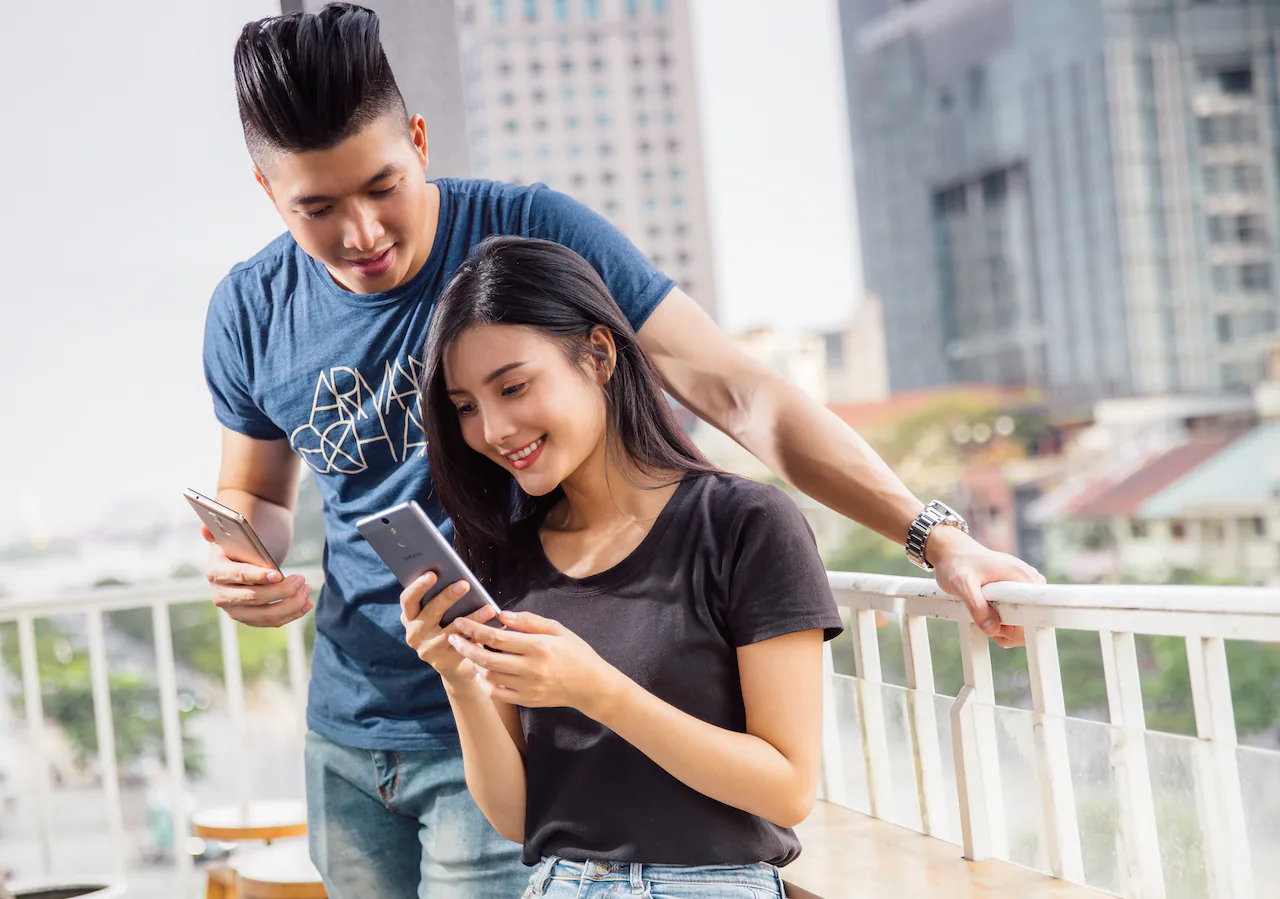 Cô chỉ cho anh về camera selfie của Note S