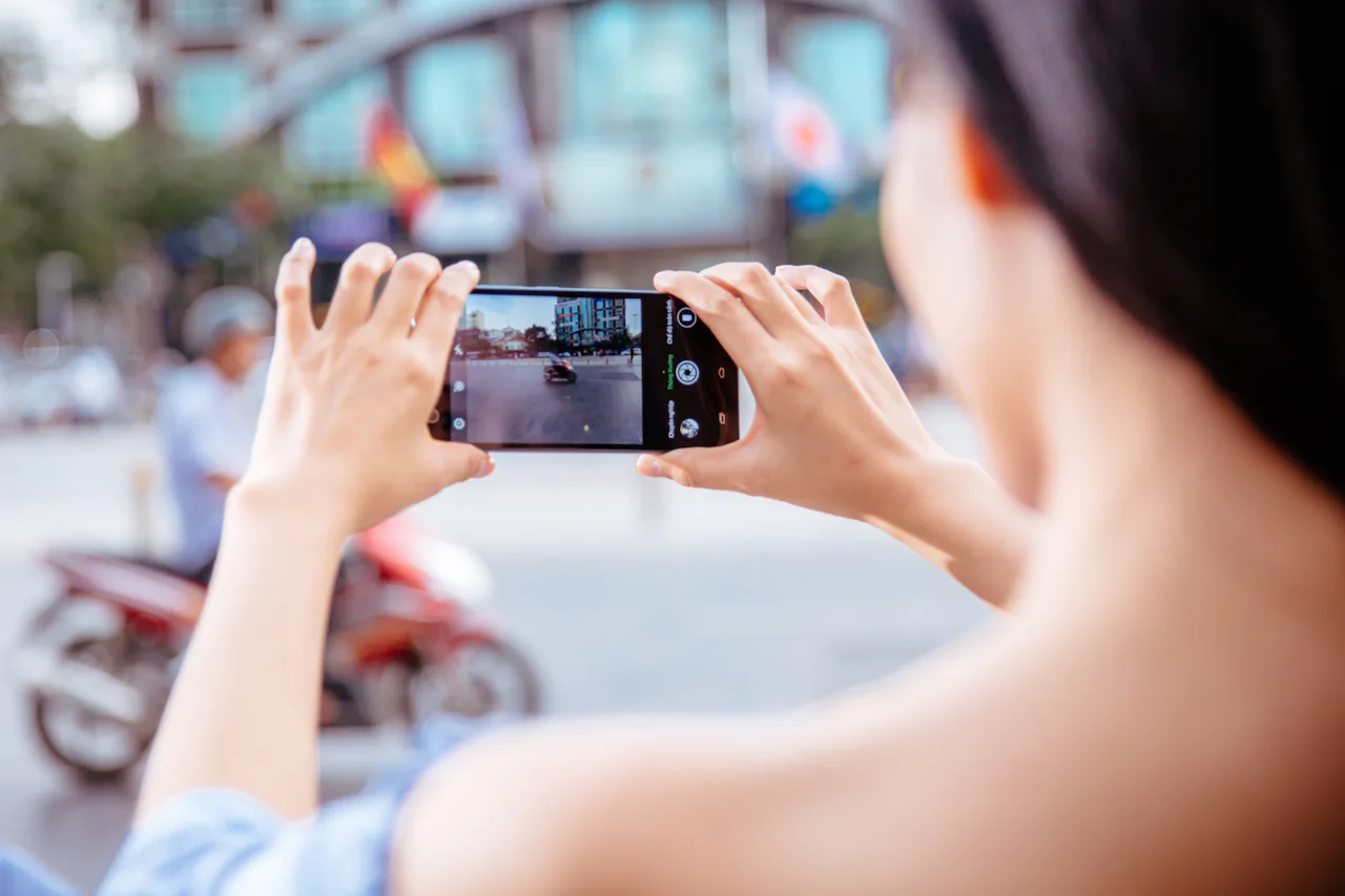 Trên tay cô là Hot S, cô đang chụp một số ảnh để đăng Facebook
