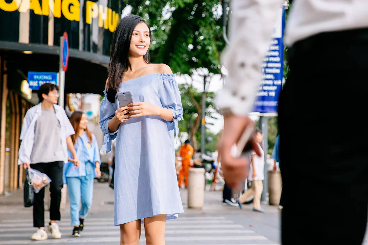 Tình cờ cô cũng đang đi dạo một mình (chắc đang F.A)