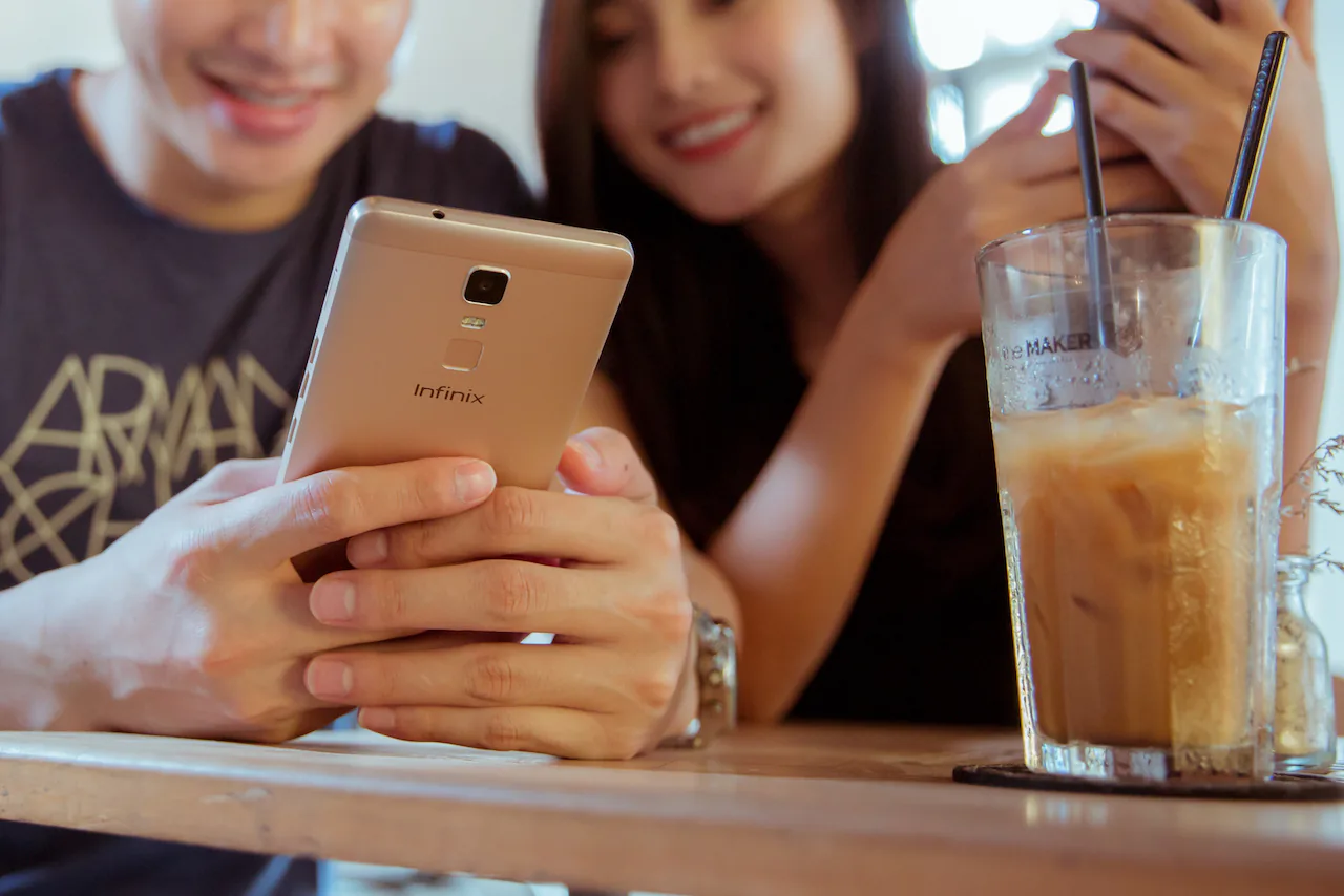 Và gửi hình cho nhau làm kỷ niệm. Chúc cho hai bạn sẽ luôn hạnh phúc và cảm ơn Infinix đã đưa họ đến với nhau