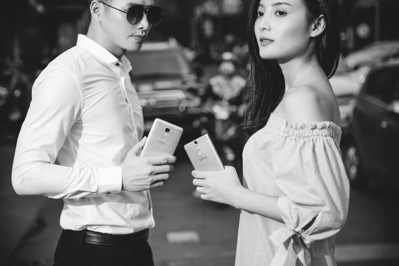 "Có chút bối rối, chạm tay anh rồi"