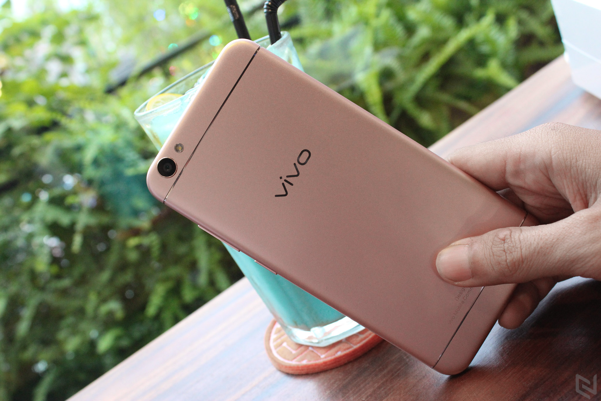 Trên tay Vivo V5: Camera Selfie 20MP có flash hỗ trợ, chip âm thanh chất lượng cao