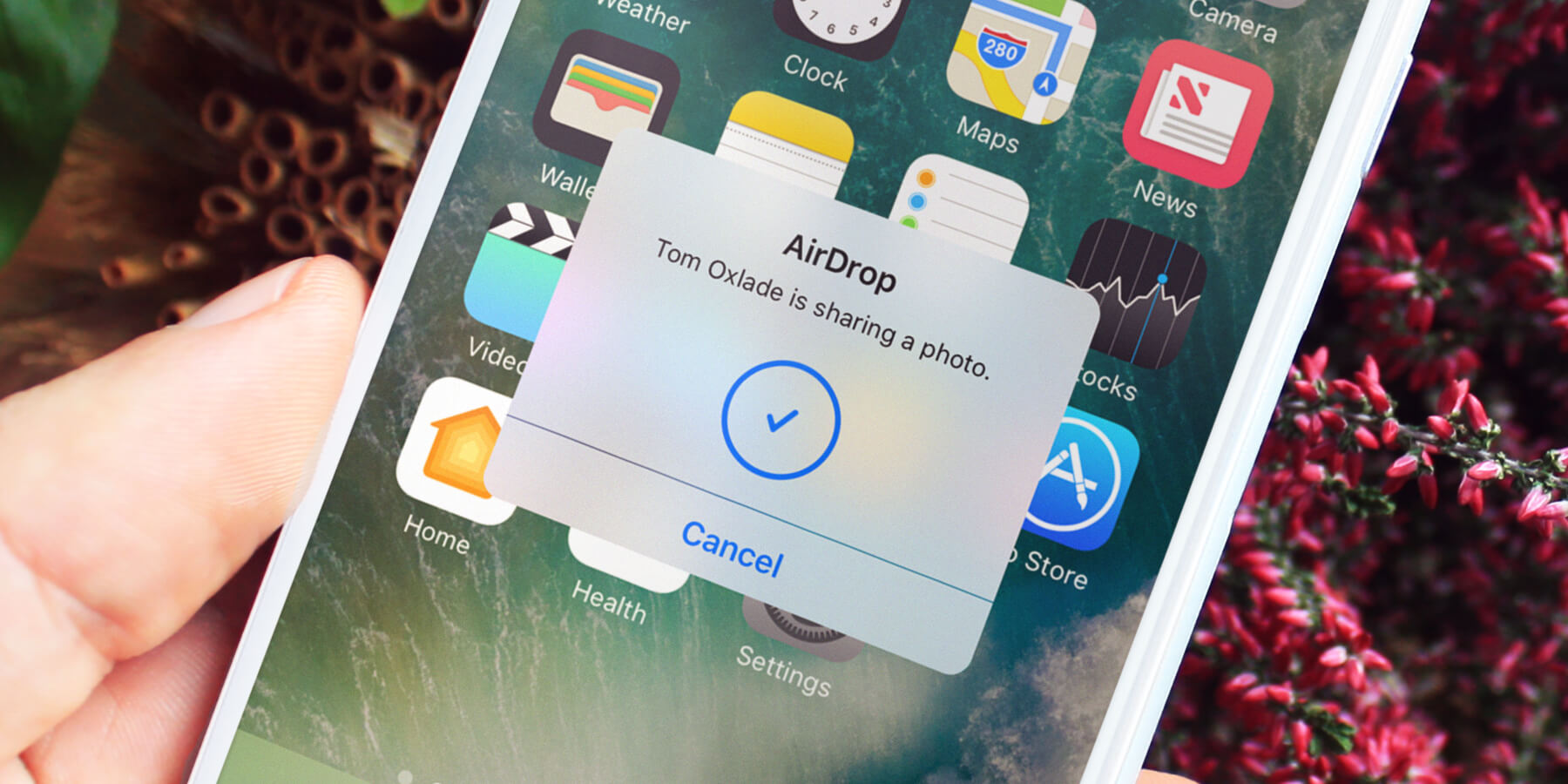 Chia sẻ file qua Airdrop: Dùng Bluetooth hay Wi-Fi?